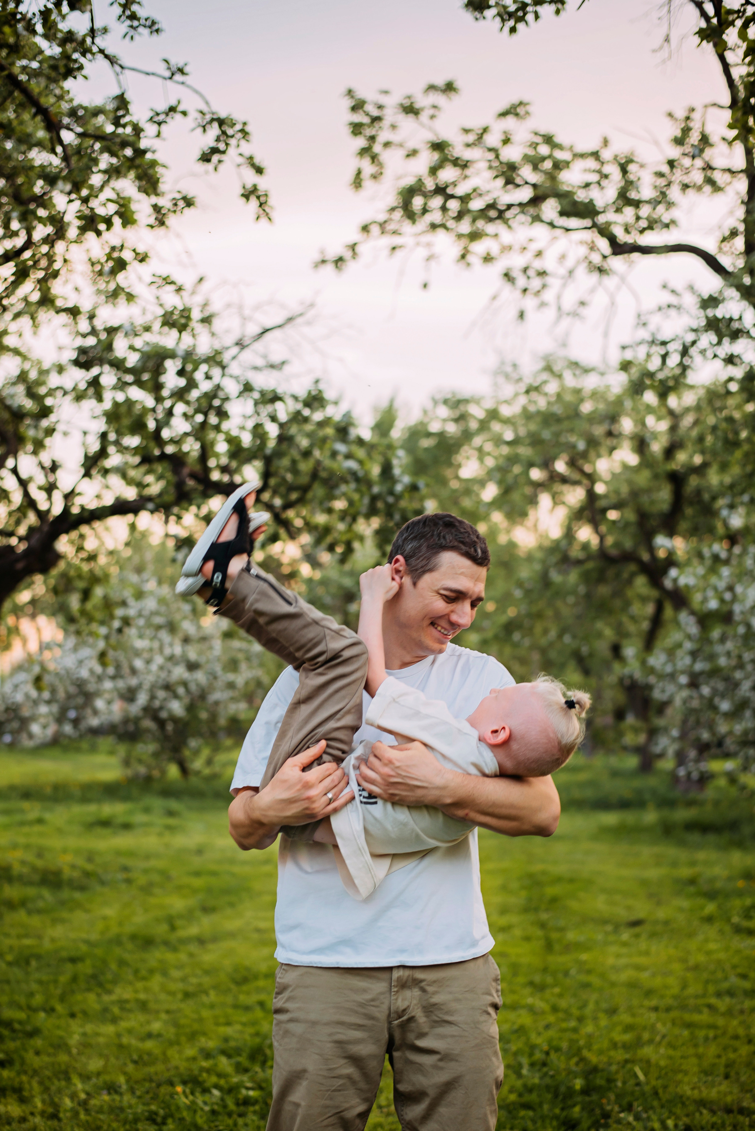 Ирина с семьей в яблонях. Детский и семейный фотограф выпускной альбом Приморско-Ахтарск