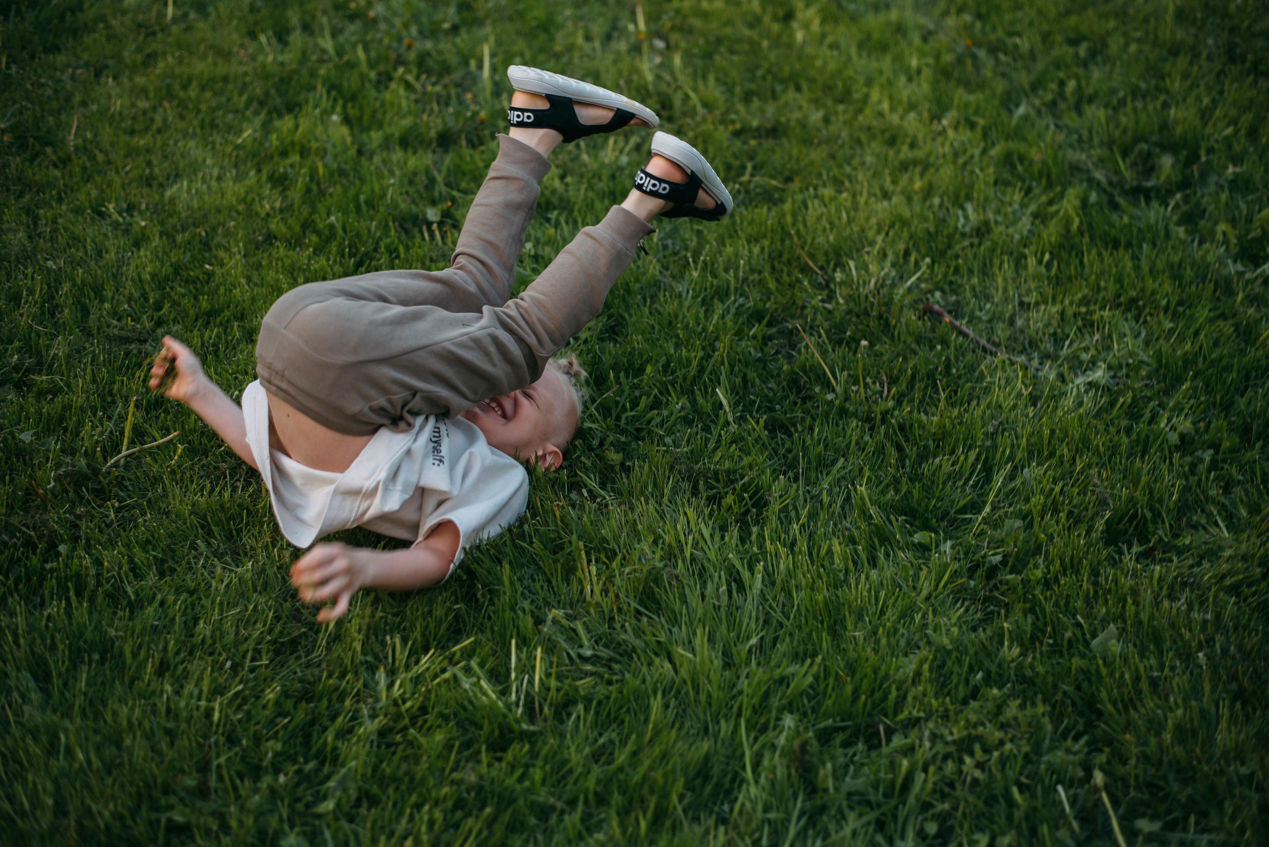 Ирина с семьей в яблонях. Детский и семейный фотограф выпускной альбом Приморско-Ахтарск