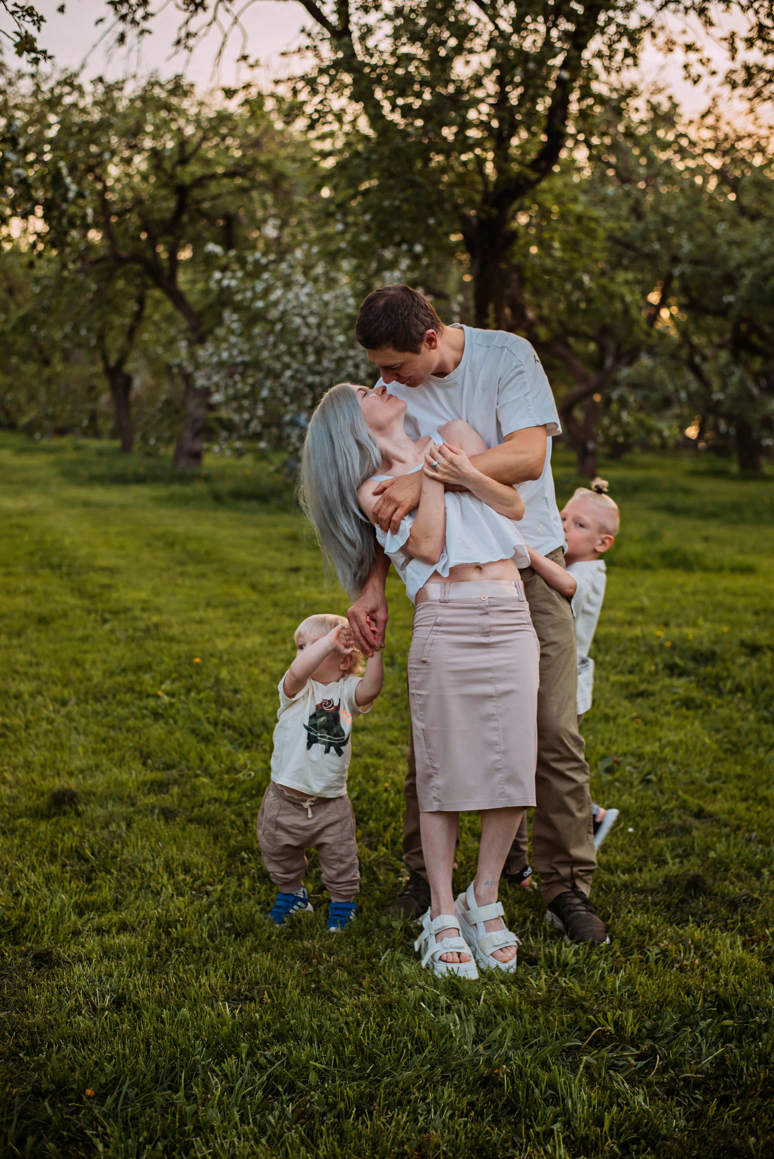 Ирина с семьей в яблонях. Детский и семейный фотограф выпускной альбом Приморско-Ахтарск