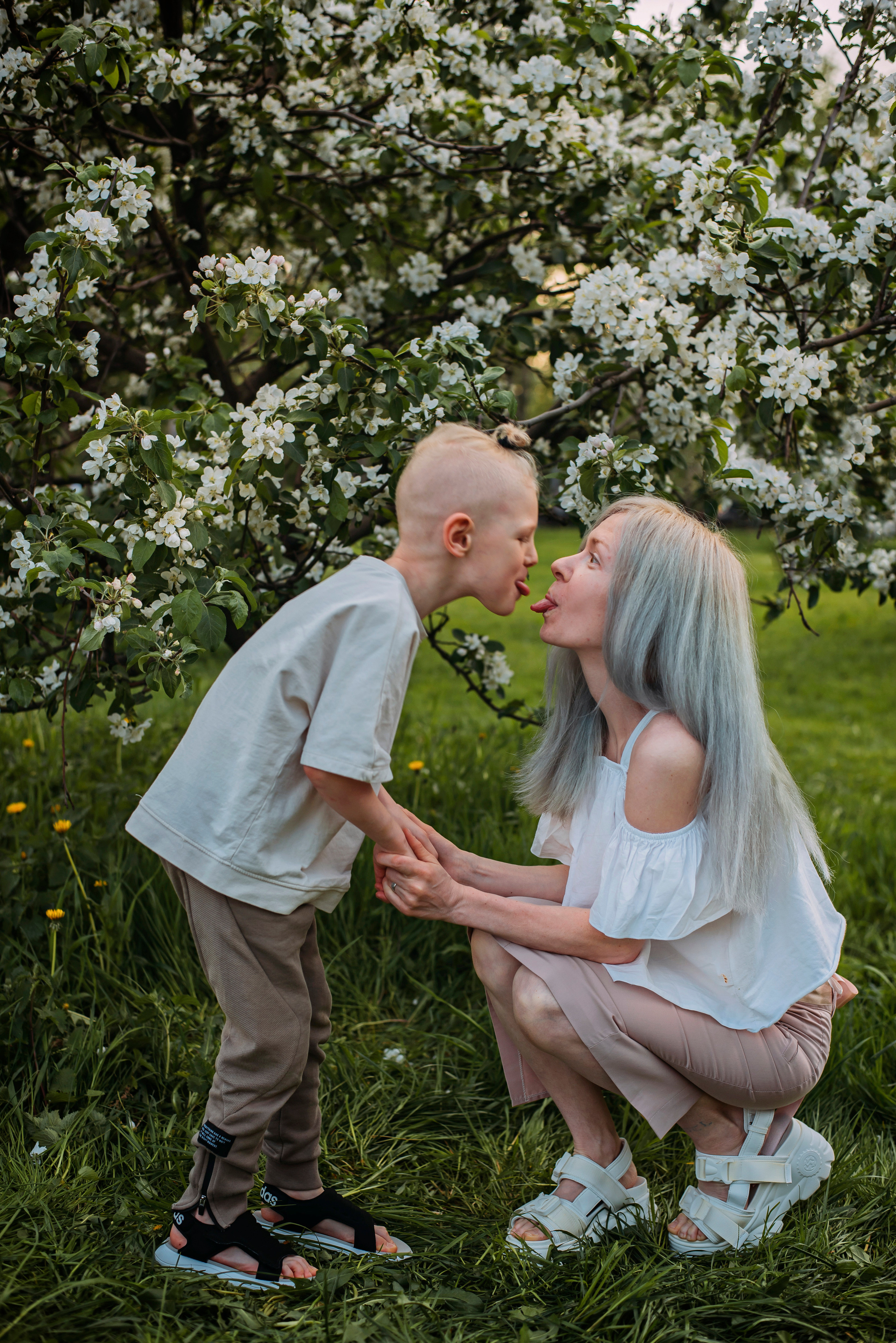 Ирина с семьей в яблонях. Детский и семейный фотограф выпускной альбом Приморско-Ахтарск