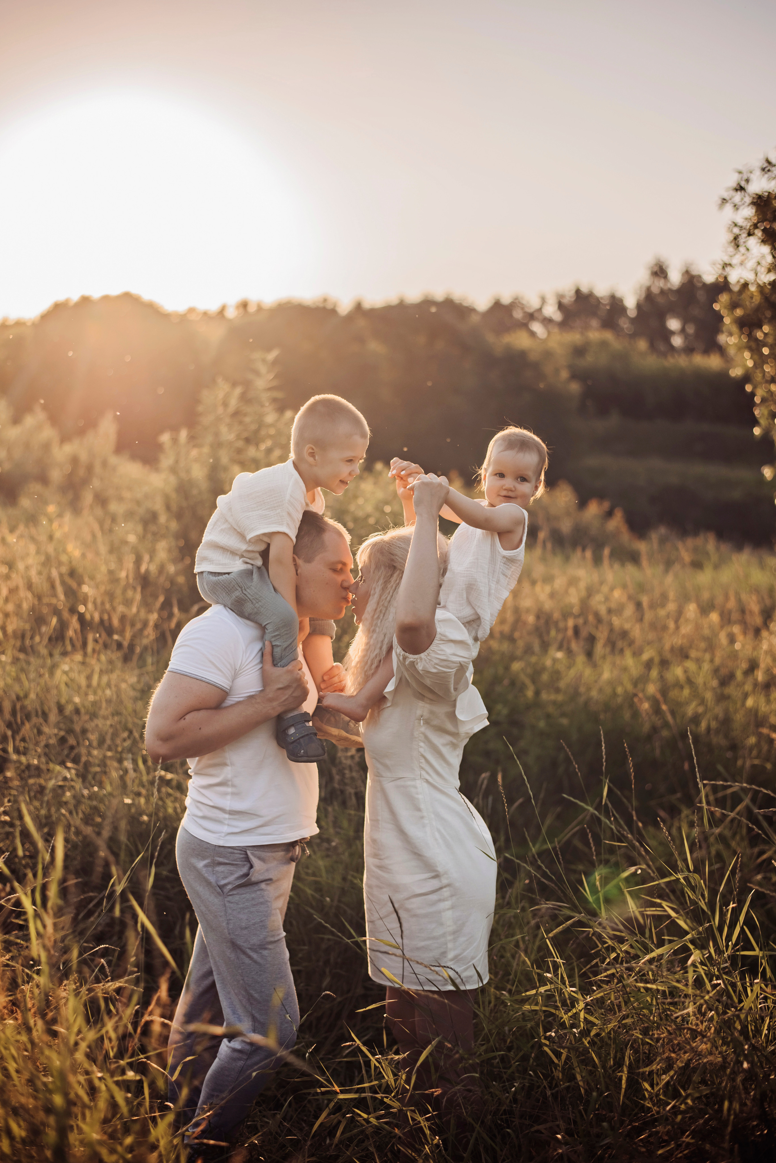 Виктория и Дмитрий с детками. Детский и семейный фотограф выпускной альбом Приморско-Ахтарск