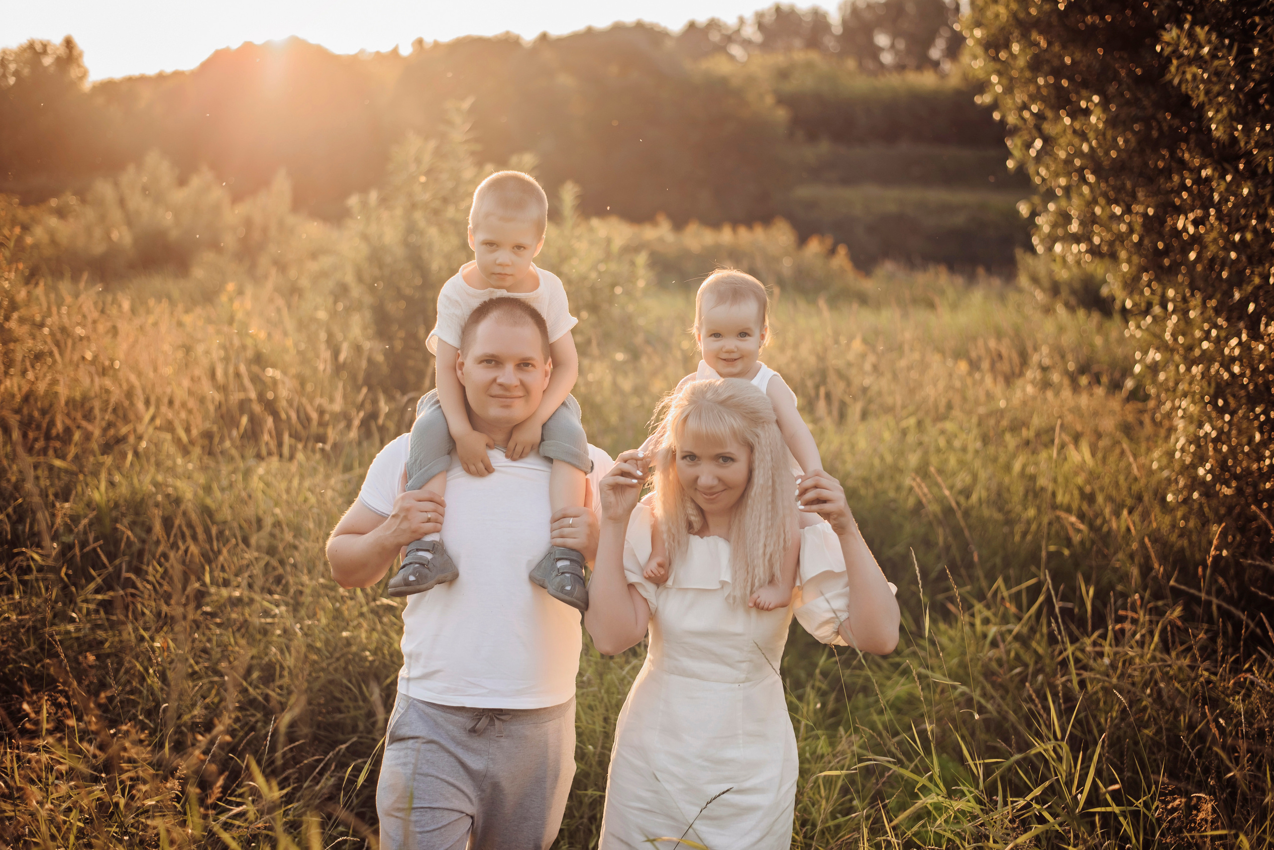 Виктория и Дмитрий с детками. Детский и семейный фотограф выпускной альбом Приморско-Ахтарск