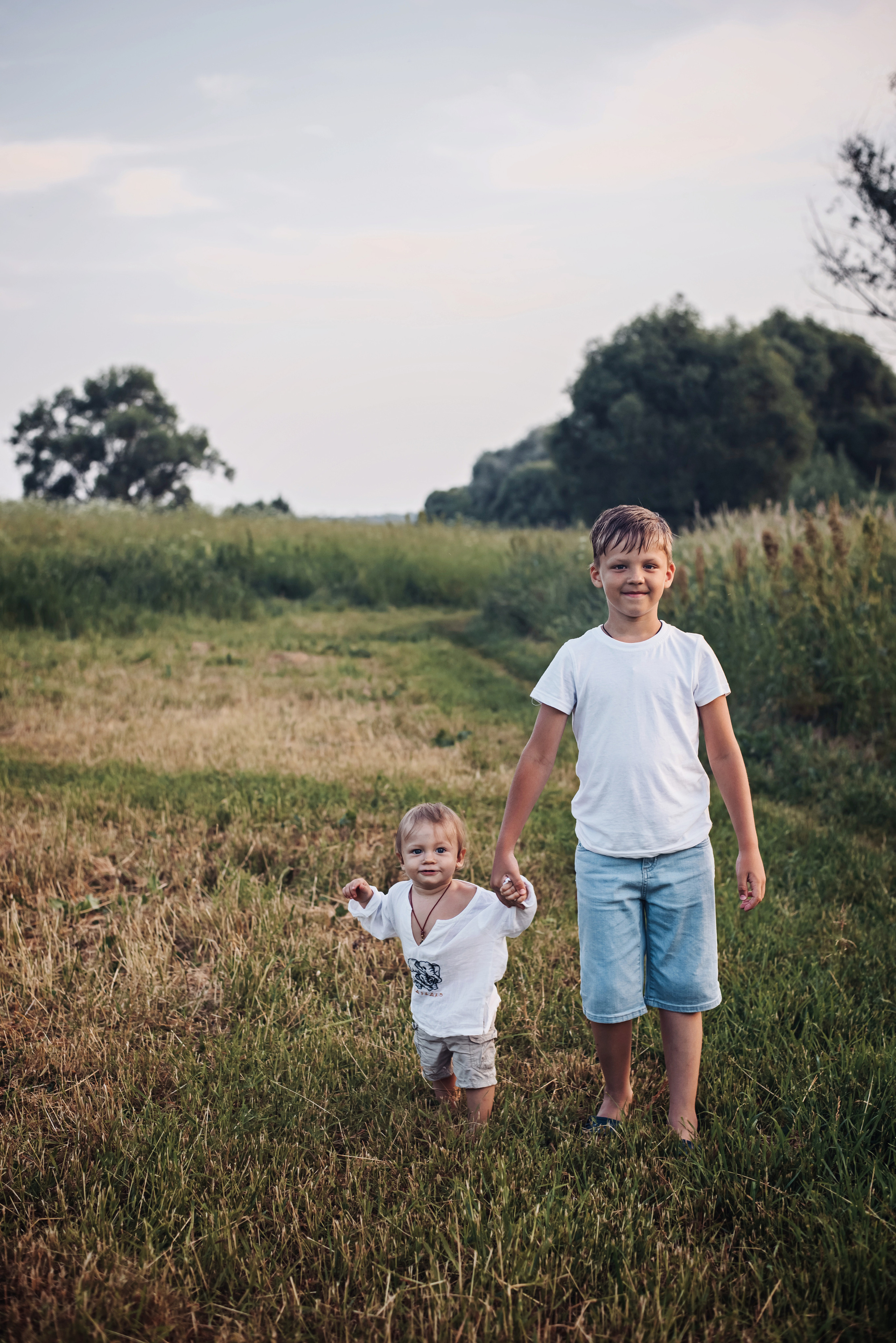 Наталья с детками у реки. Детский и семейный фотограф выпускной альбом Приморско-Ахтарск