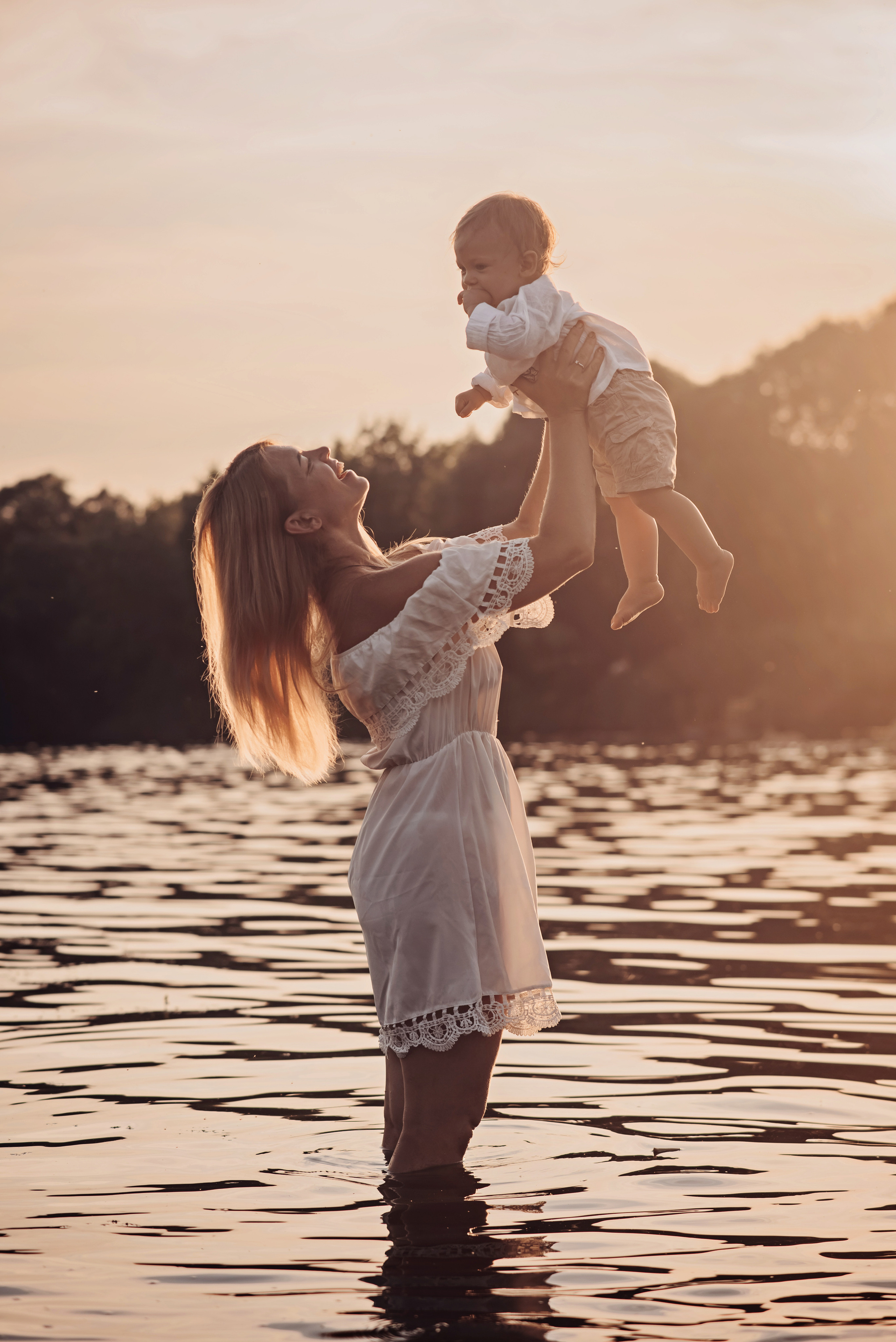 Наталья с детками у реки. Детский и семейный фотограф выпускной альбом Приморско-Ахтарск