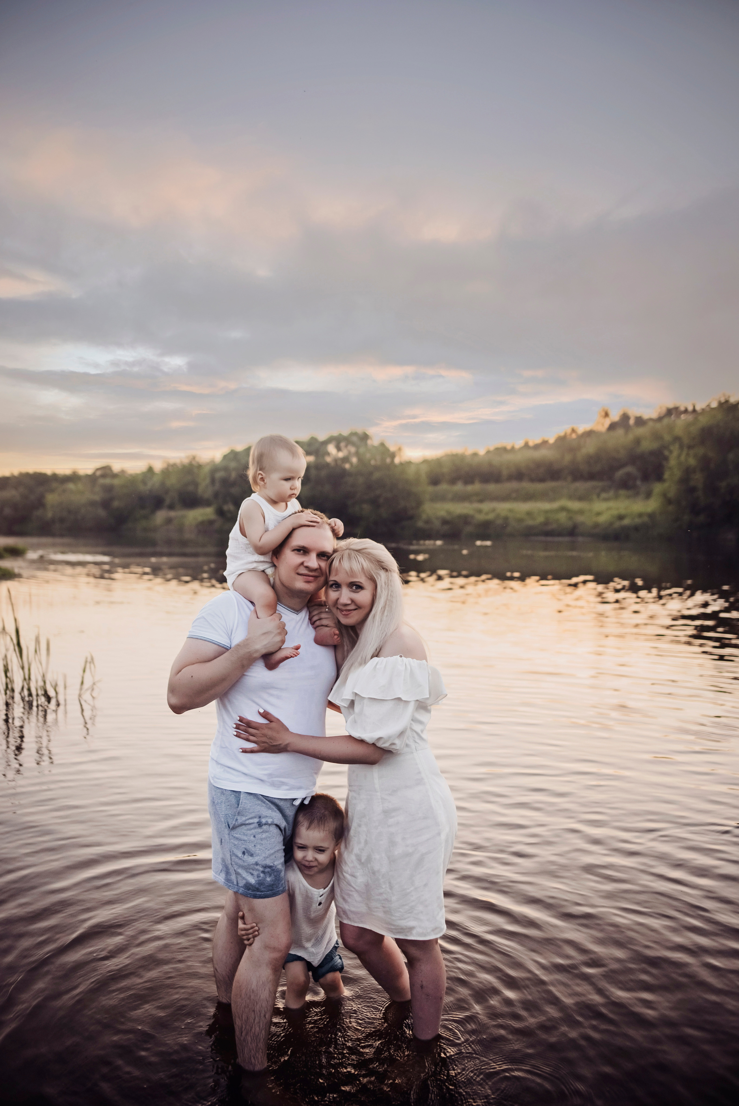 Виктория и Дмитрий с детками. Детский и семейный фотограф выпускной альбом Приморско-Ахтарск