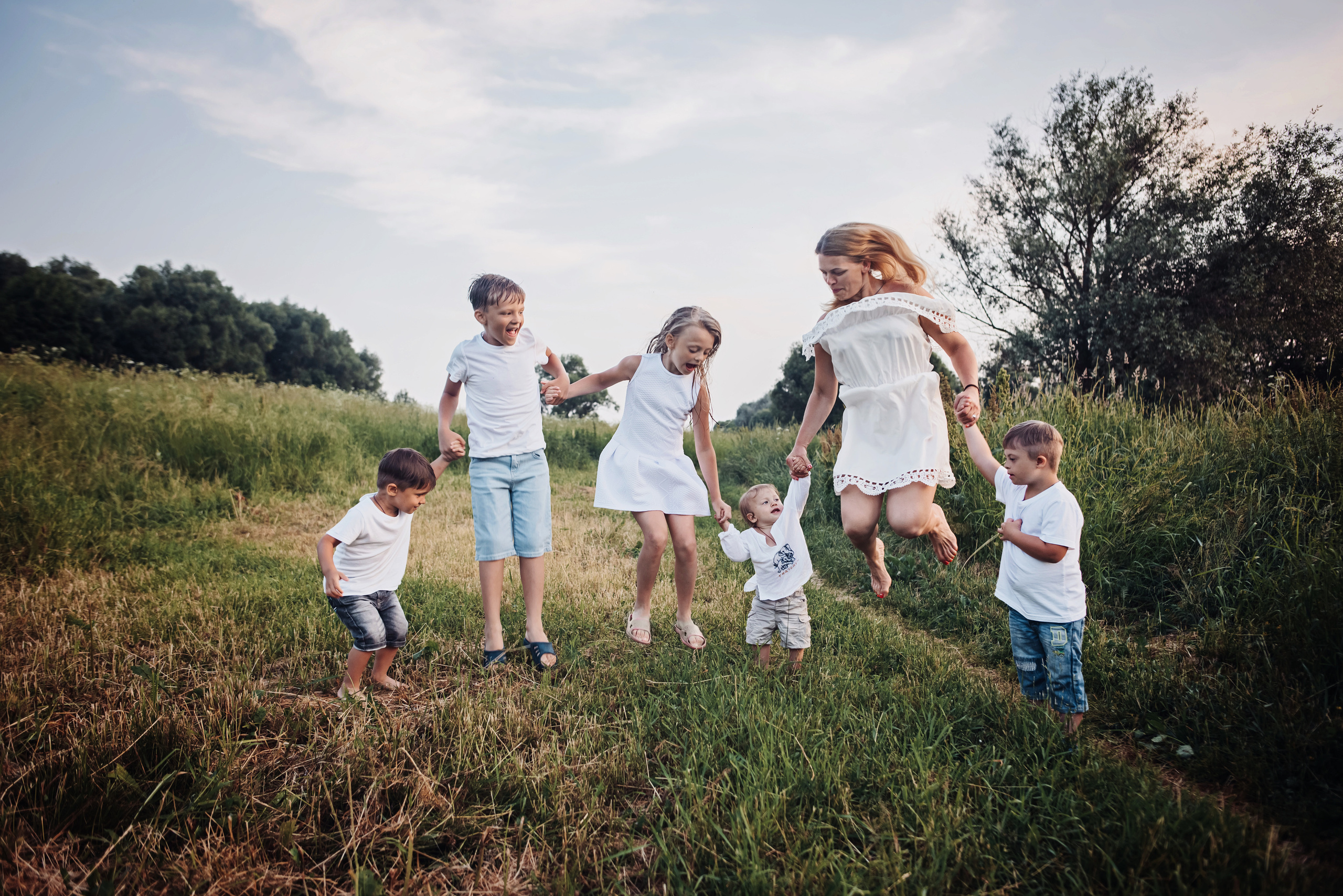 Наталья с детками у реки. Детский и семейный фотограф выпускной альбом Приморско-Ахтарск