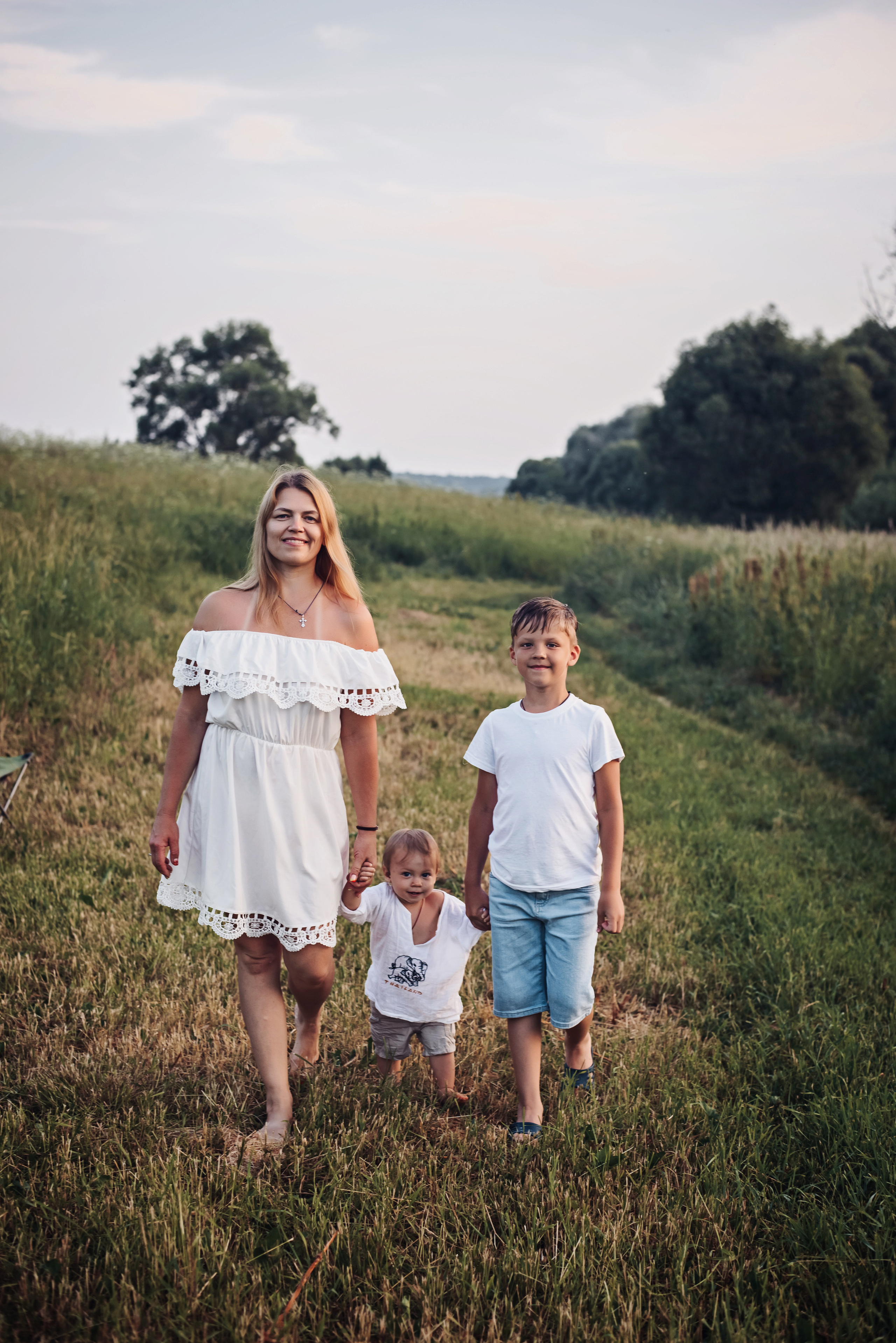 Наталья с детками у реки. Детский и семейный фотограф выпускной альбом Приморско-Ахтарск