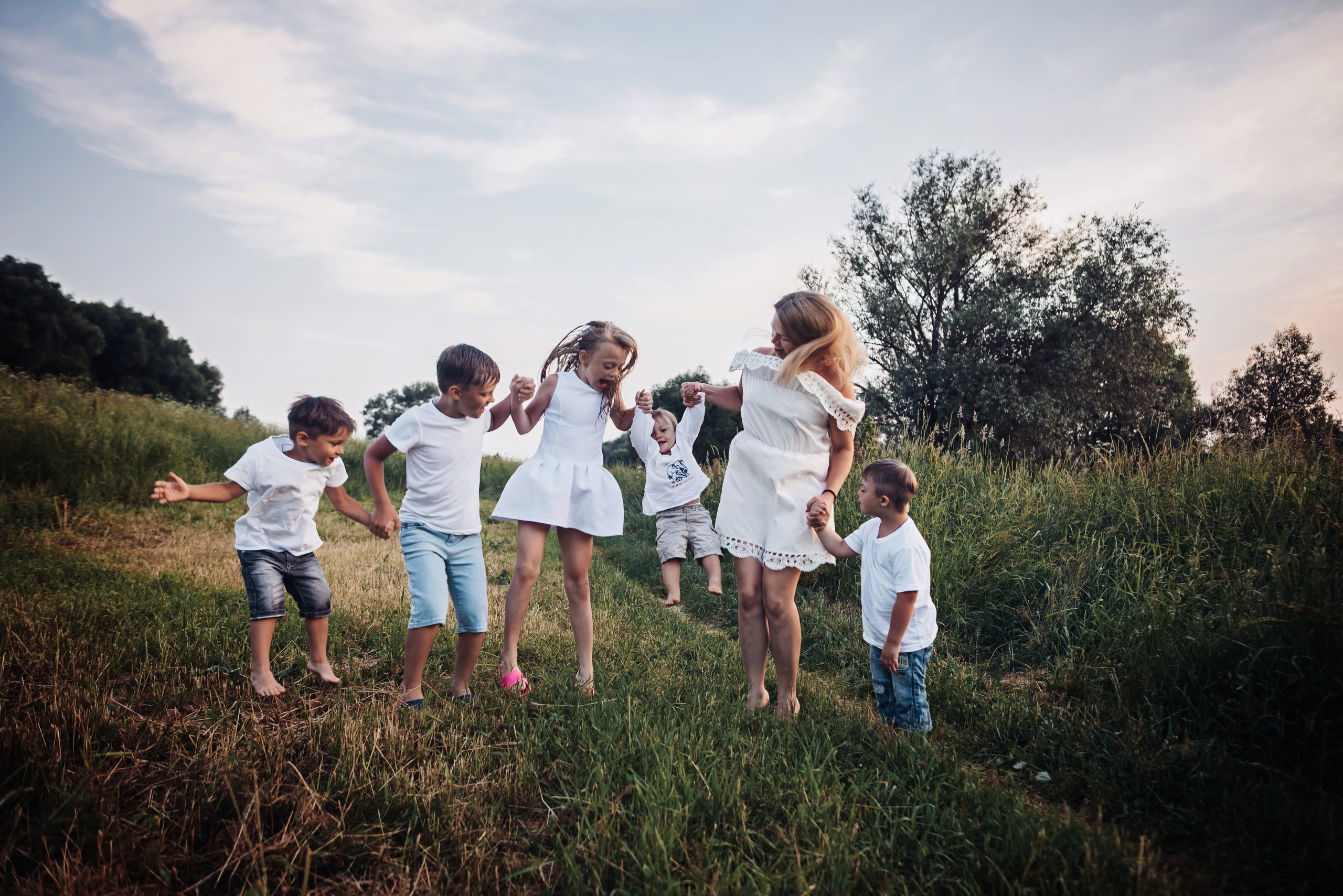 Наталья с детками у реки. Детский и семейный фотограф выпускной альбом Приморско-Ахтарск