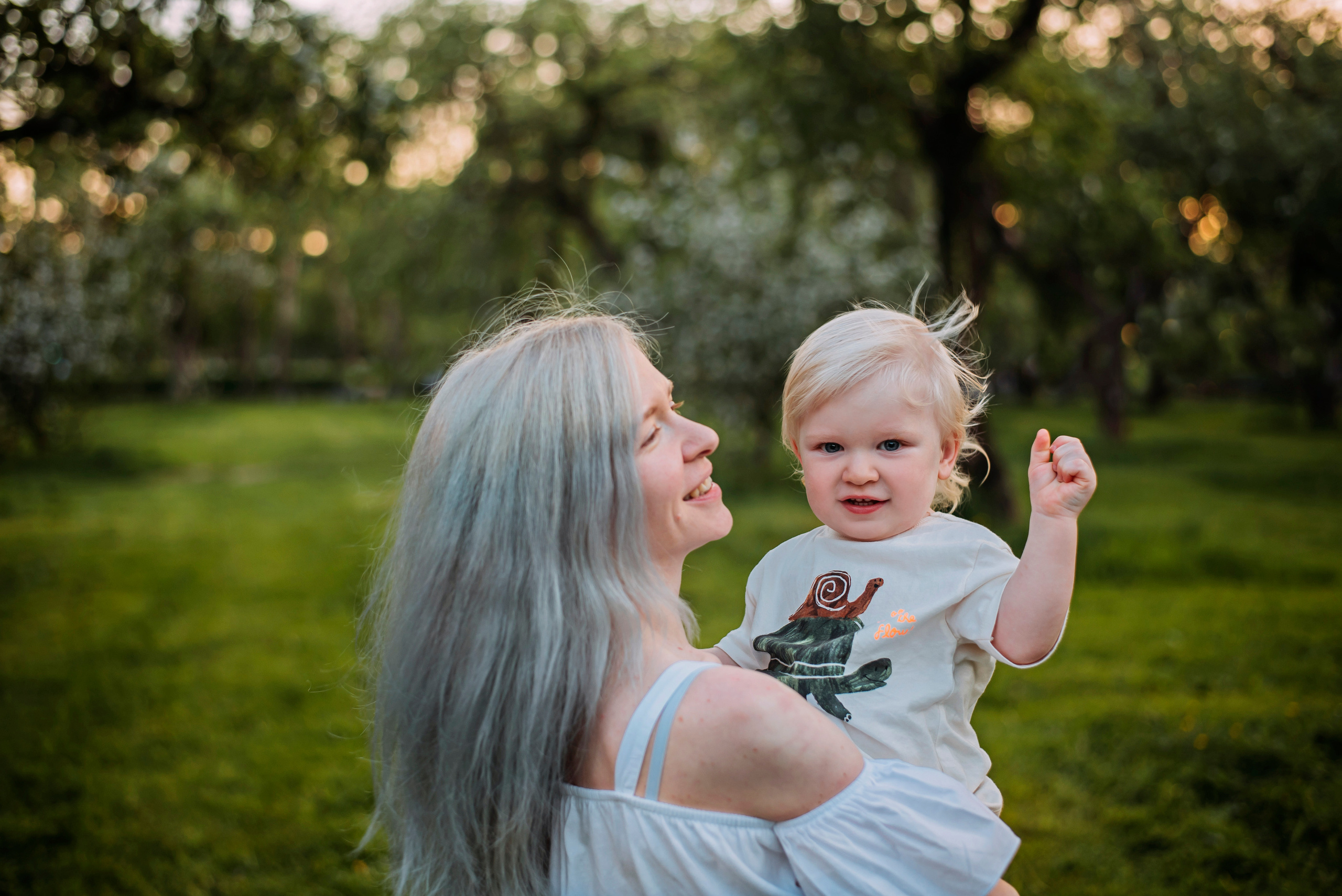 Ирина с семьей в яблонях. Детский и семейный фотограф выпускной альбом Приморско-Ахтарск