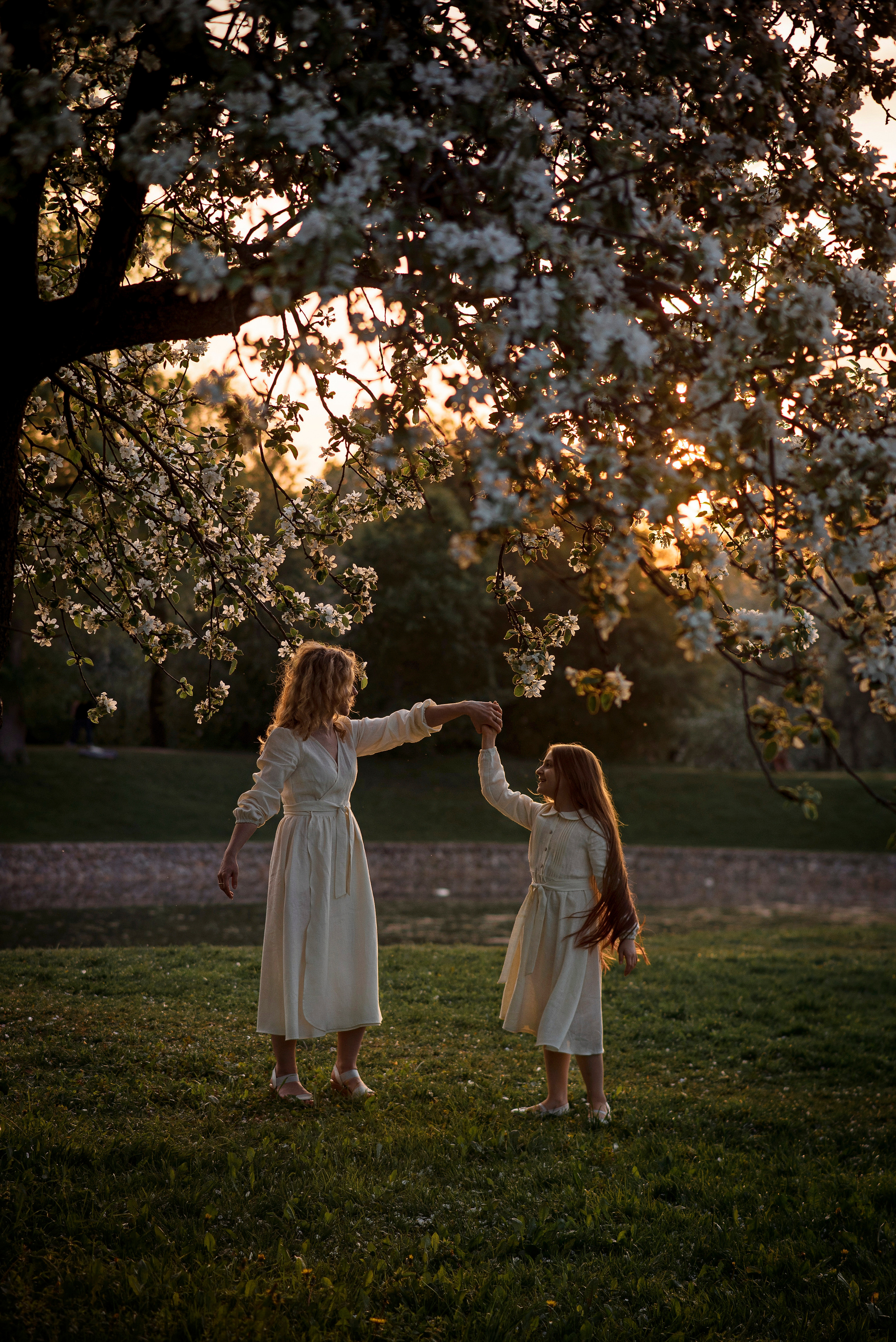 Прекрасное цветение, Юля и Ева. Детский и семейный фотограф выпускной альбом Приморско-Ахтарск