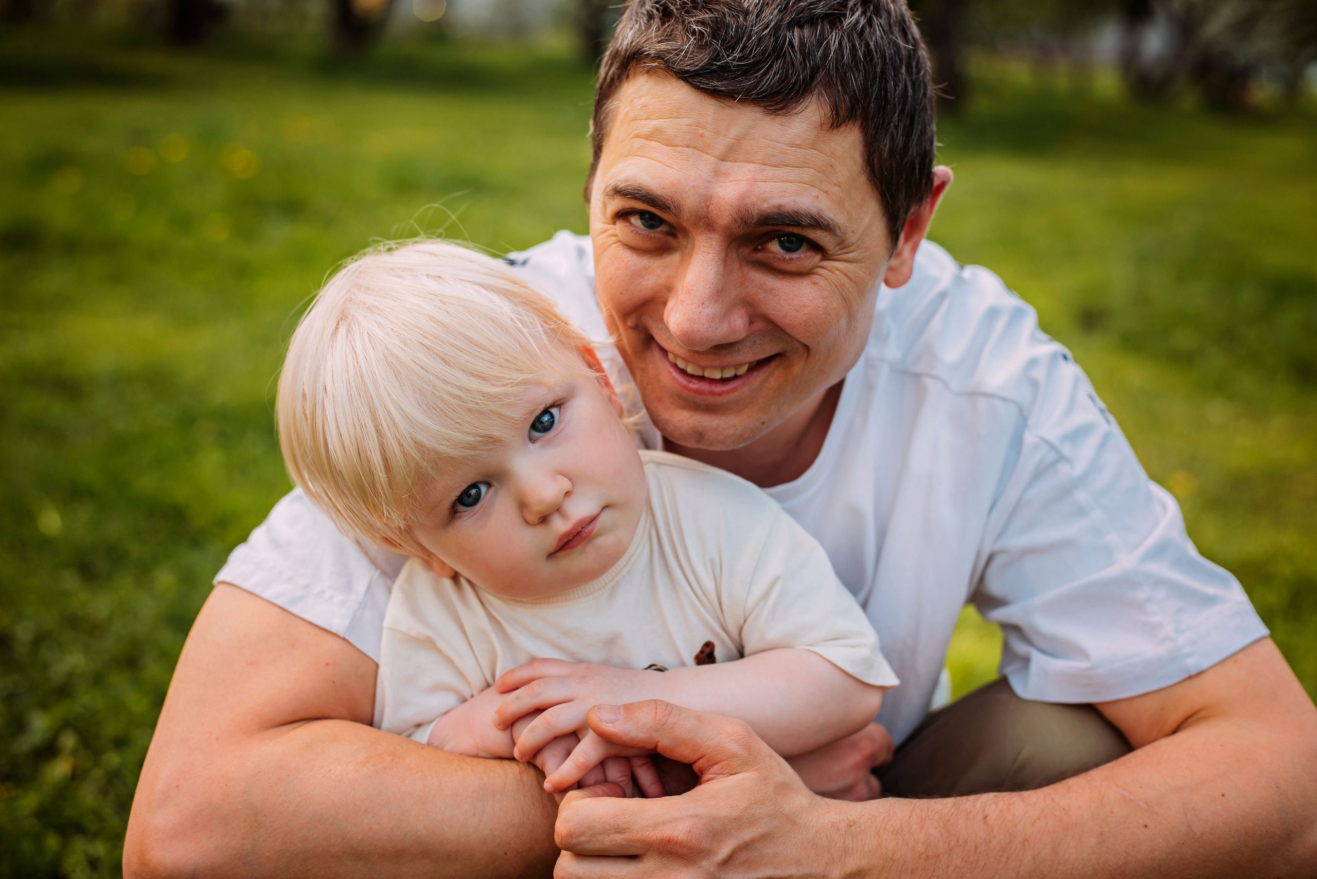 Ирина с семьей в яблонях. Детский и семейный фотограф выпускной альбом Приморско-Ахтарск
