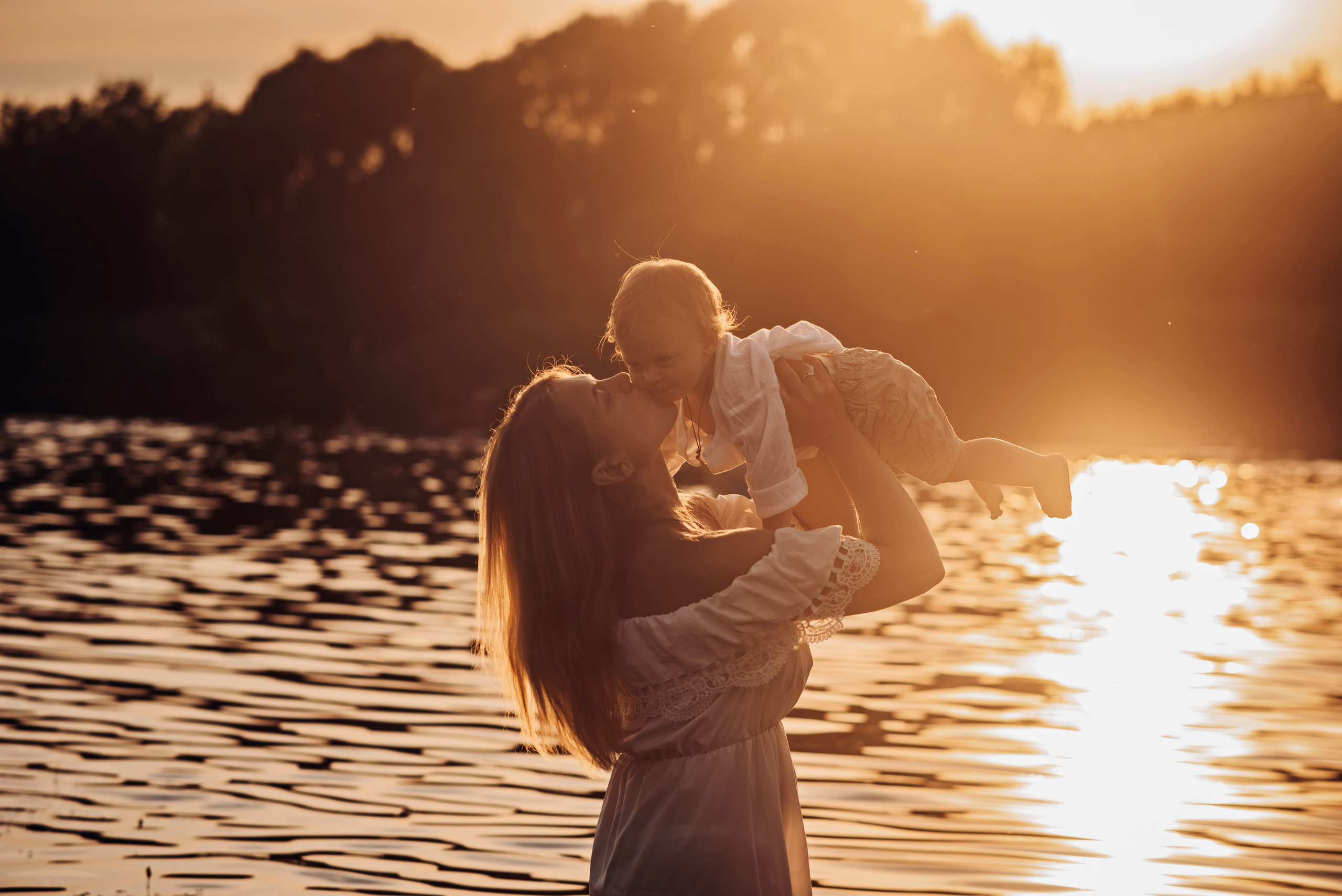 Наталья с детками у реки. Детский и семейный фотограф выпускной альбом Приморско-Ахтарск