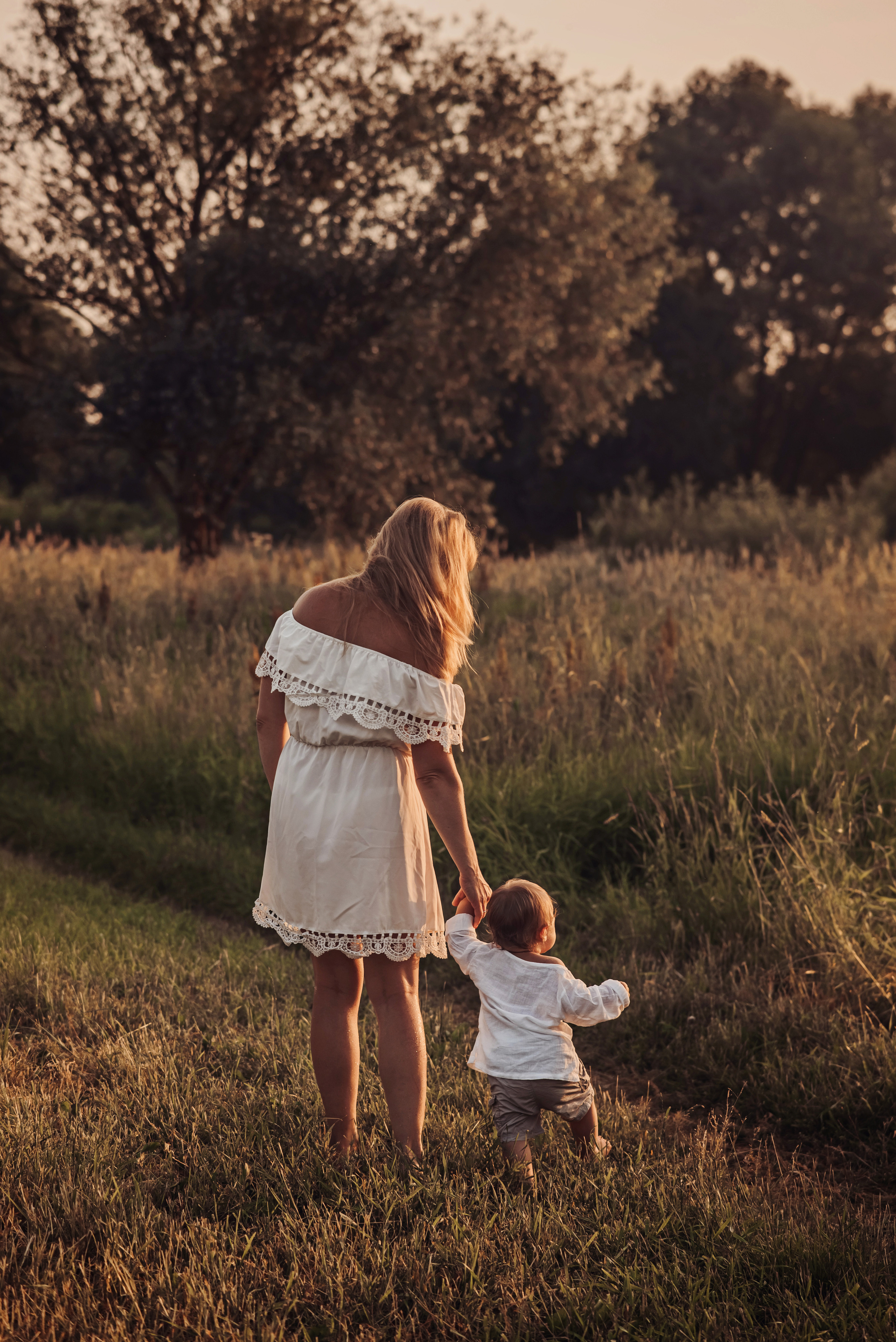 Наталья с детками у реки. Детский и семейный фотограф выпускной альбом Приморско-Ахтарск