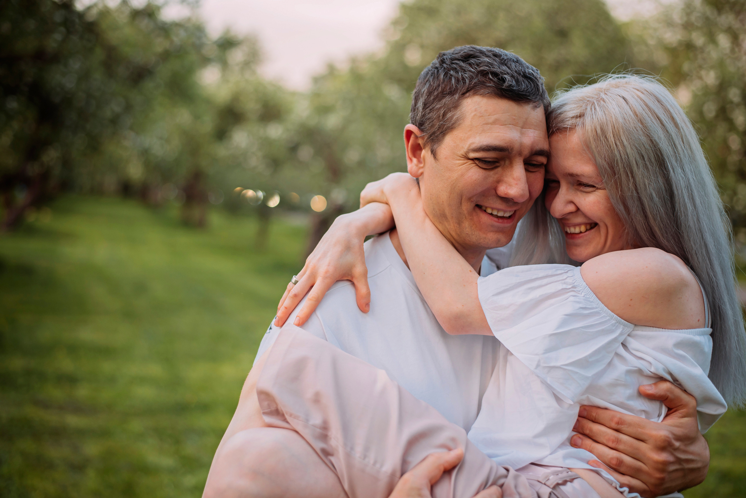 Ирина с семьей в яблонях. Детский и семейный фотограф выпускной альбом Приморско-Ахтарск