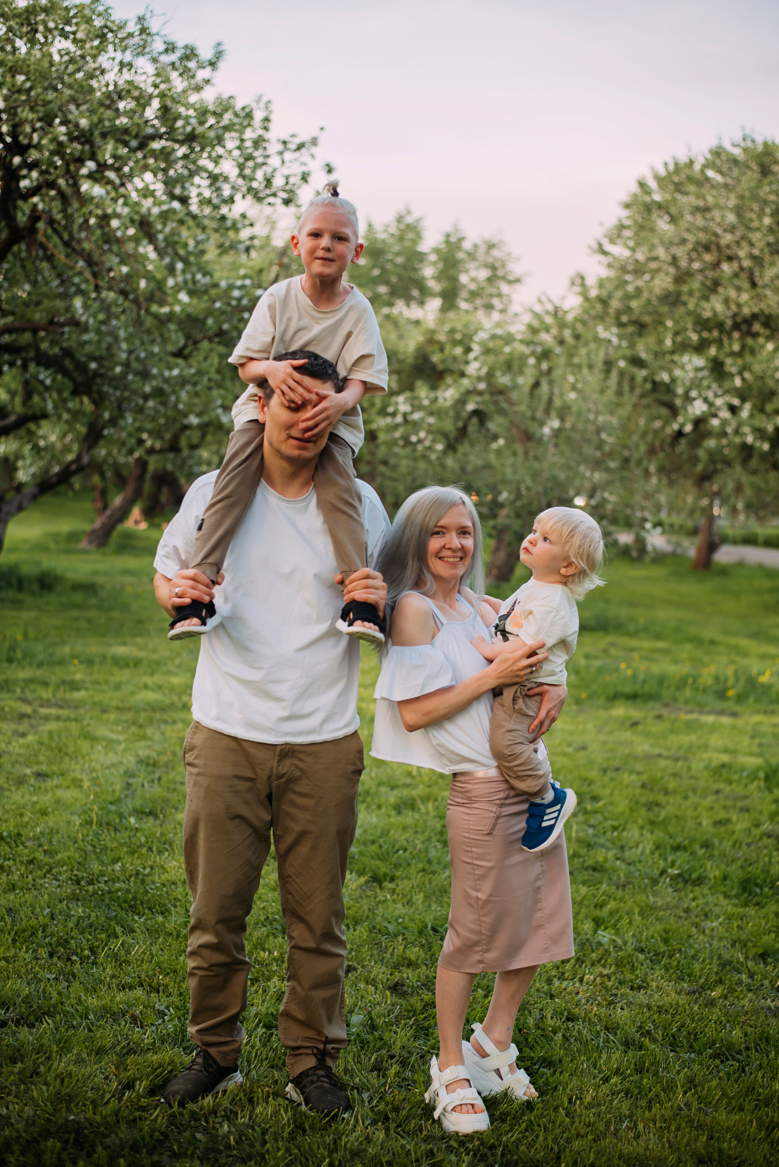 Ирина с семьей в яблонях. Детский и семейный фотограф выпускной альбом Приморско-Ахтарск
