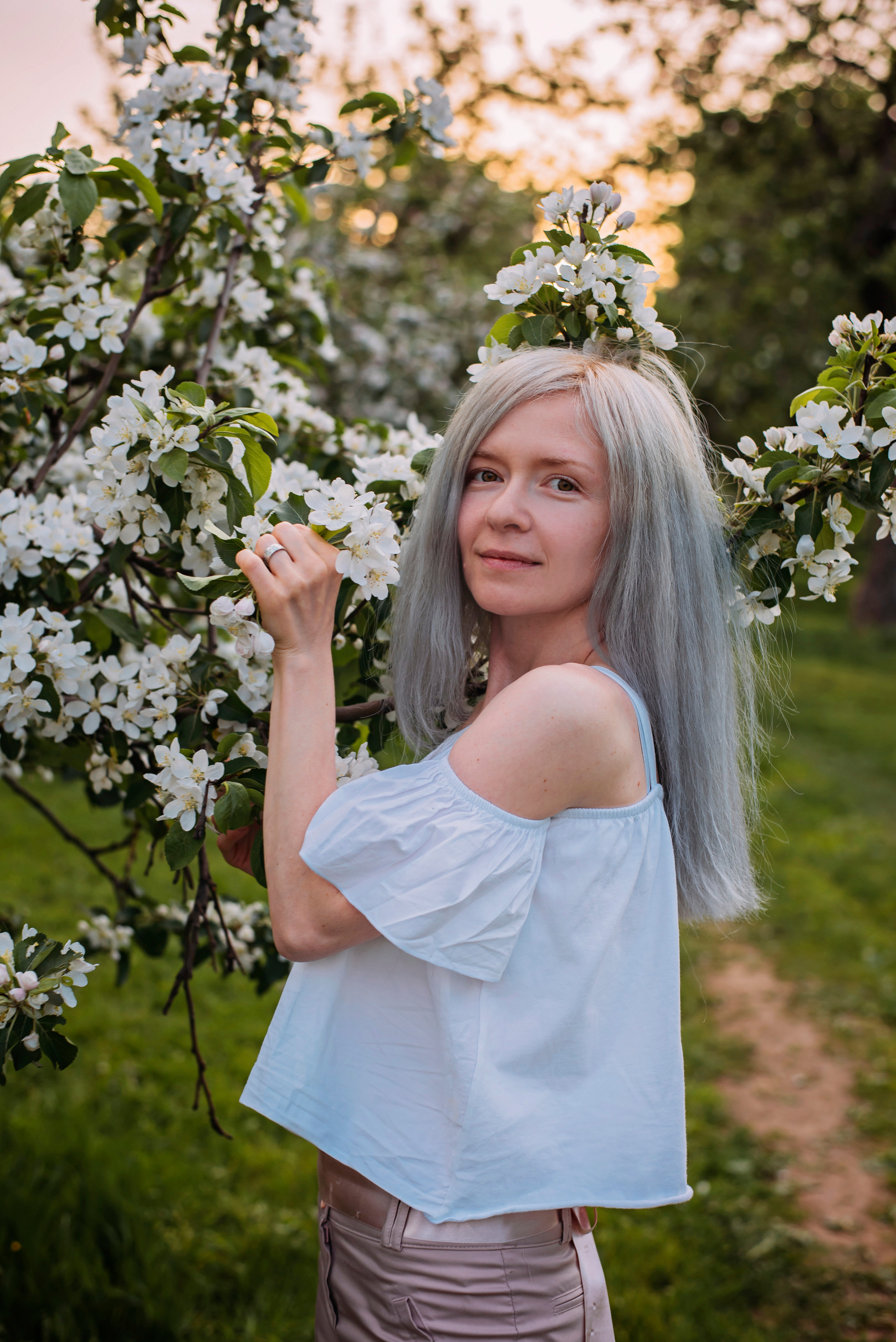 Ирина с семьей в яблонях. Детский и семейный фотограф выпускной альбом Приморско-Ахтарск