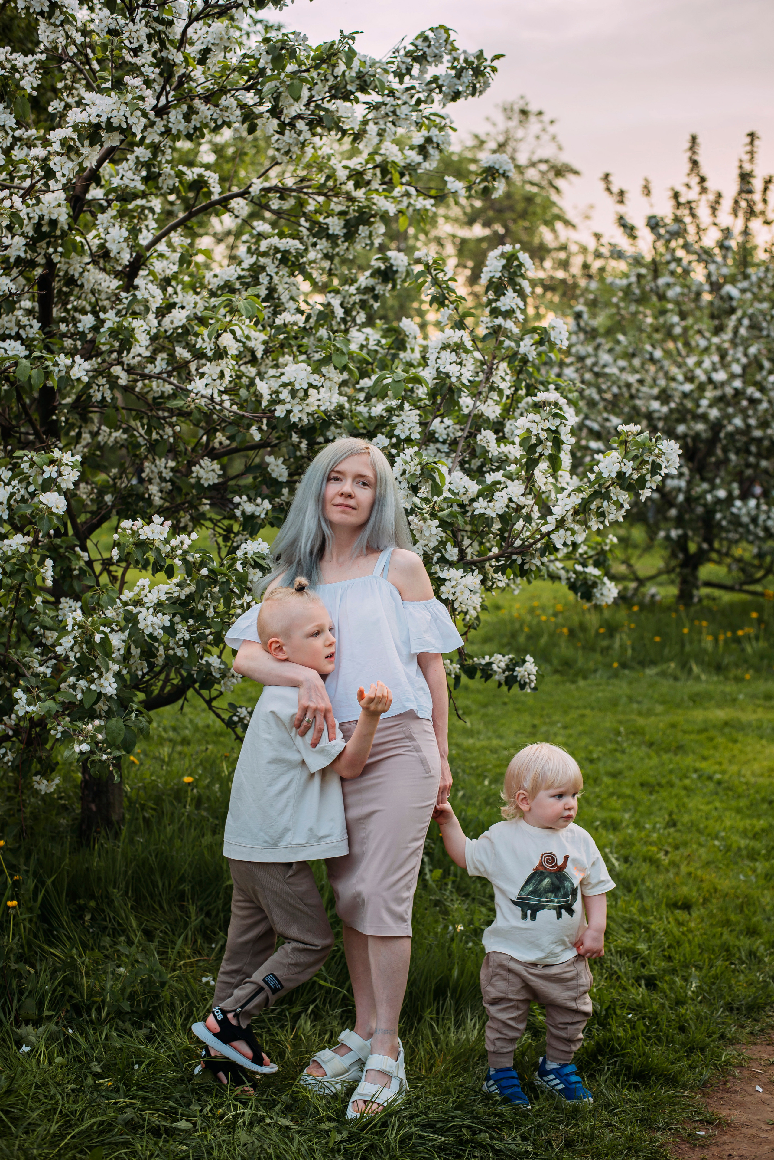 Ирина с семьей в яблонях. Детский и семейный фотограф выпускной альбом Приморско-Ахтарск