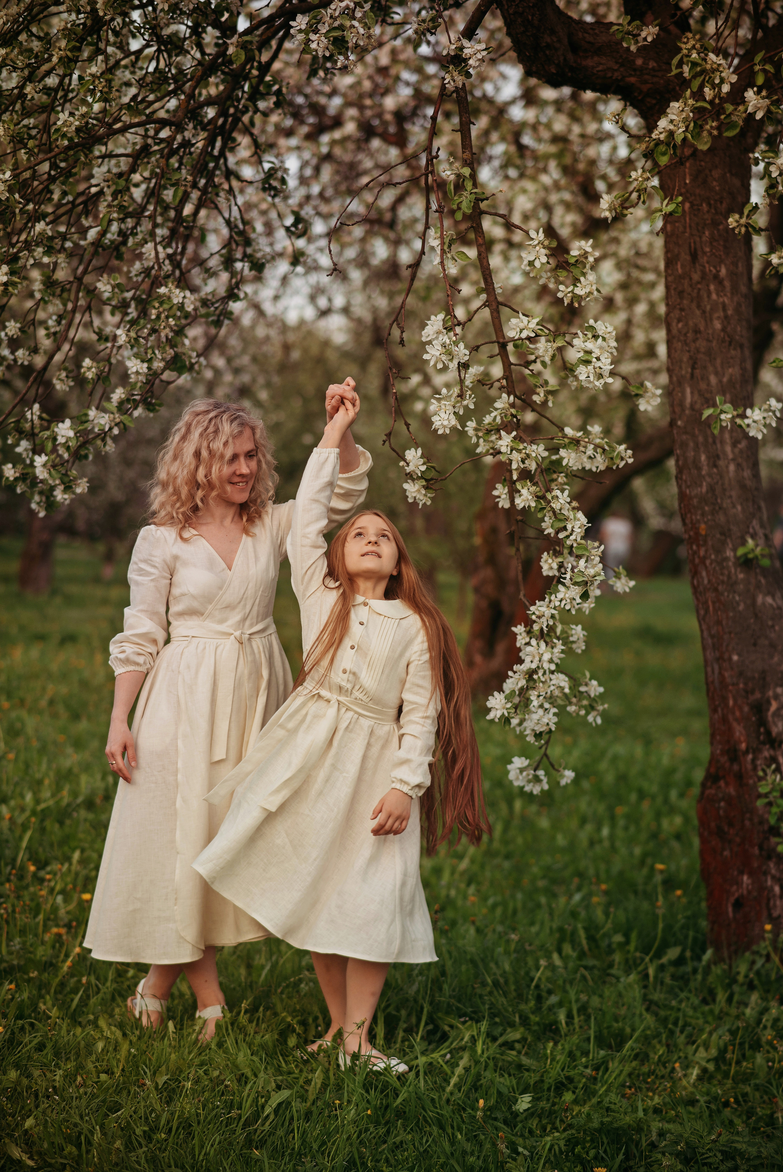 Прекрасное цветение, Юля и Ева. Детский и семейный фотограф выпускной альбом Приморско-Ахтарск