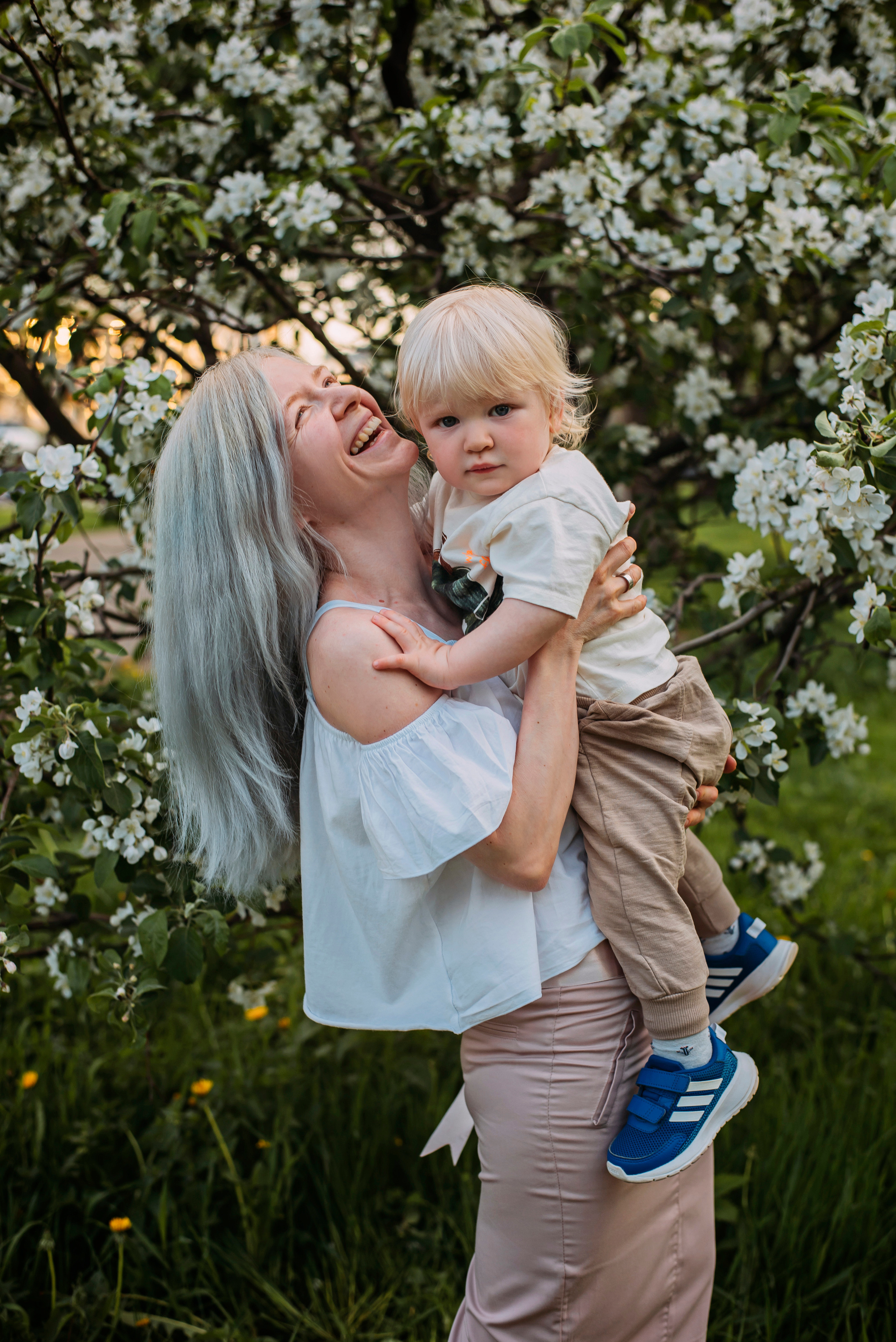 Ирина с семьей в яблонях. Детский и семейный фотограф выпускной альбом Приморско-Ахтарск