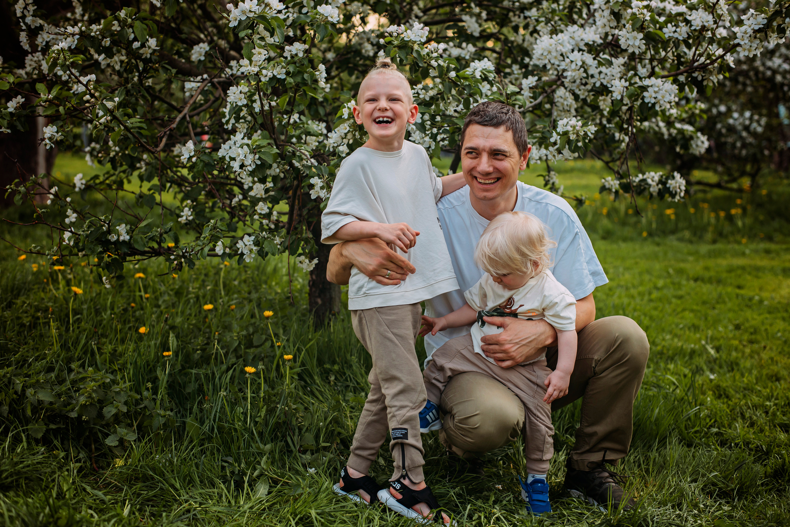 Ирина с семьей в яблонях. Детский и семейный фотограф выпускной альбом Приморско-Ахтарск