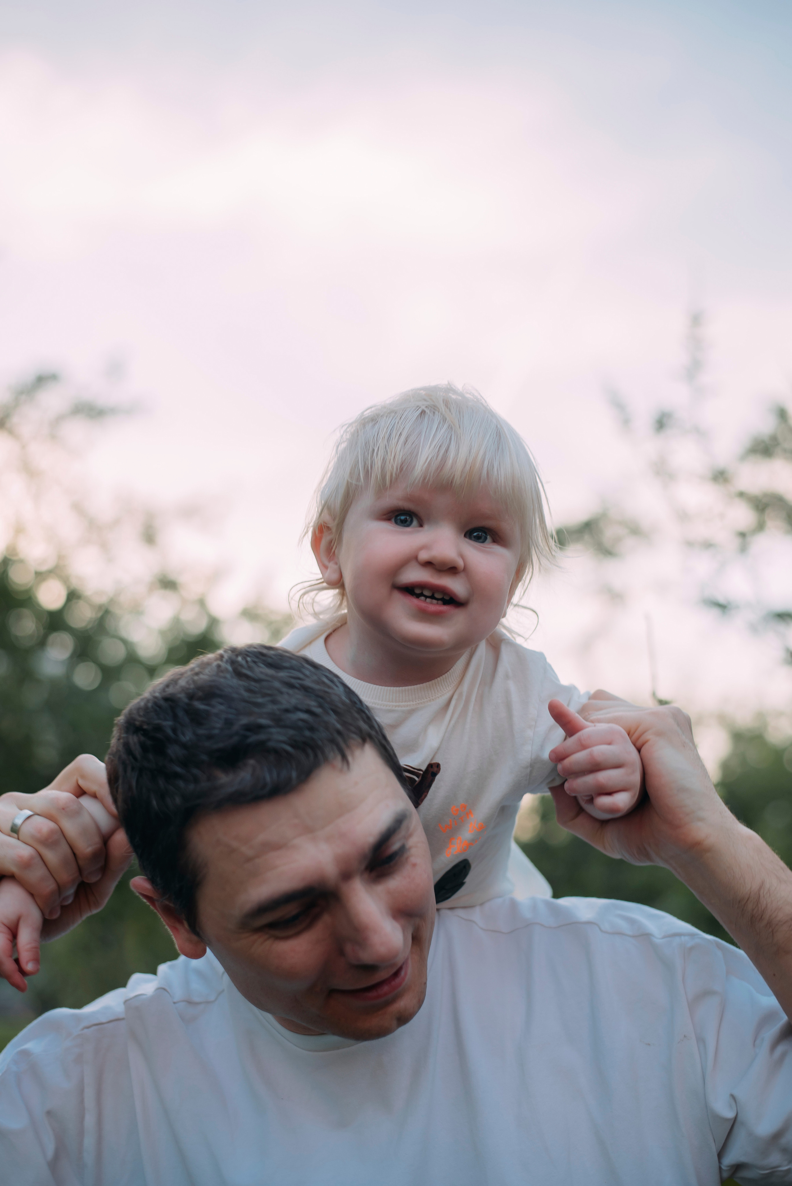 Ирина с семьей в яблонях. Детский и семейный фотограф выпускной альбом Приморско-Ахтарск