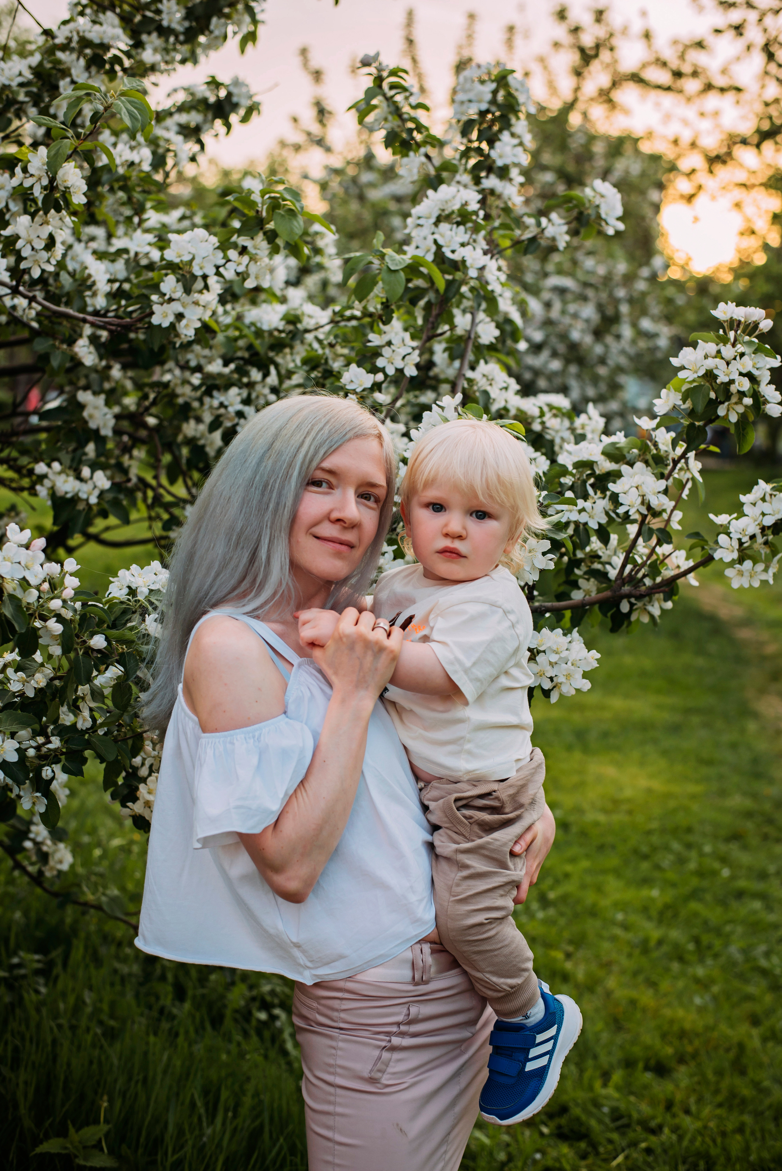 Ирина с семьей в яблонях. Детский и семейный фотограф выпускной альбом Приморско-Ахтарск