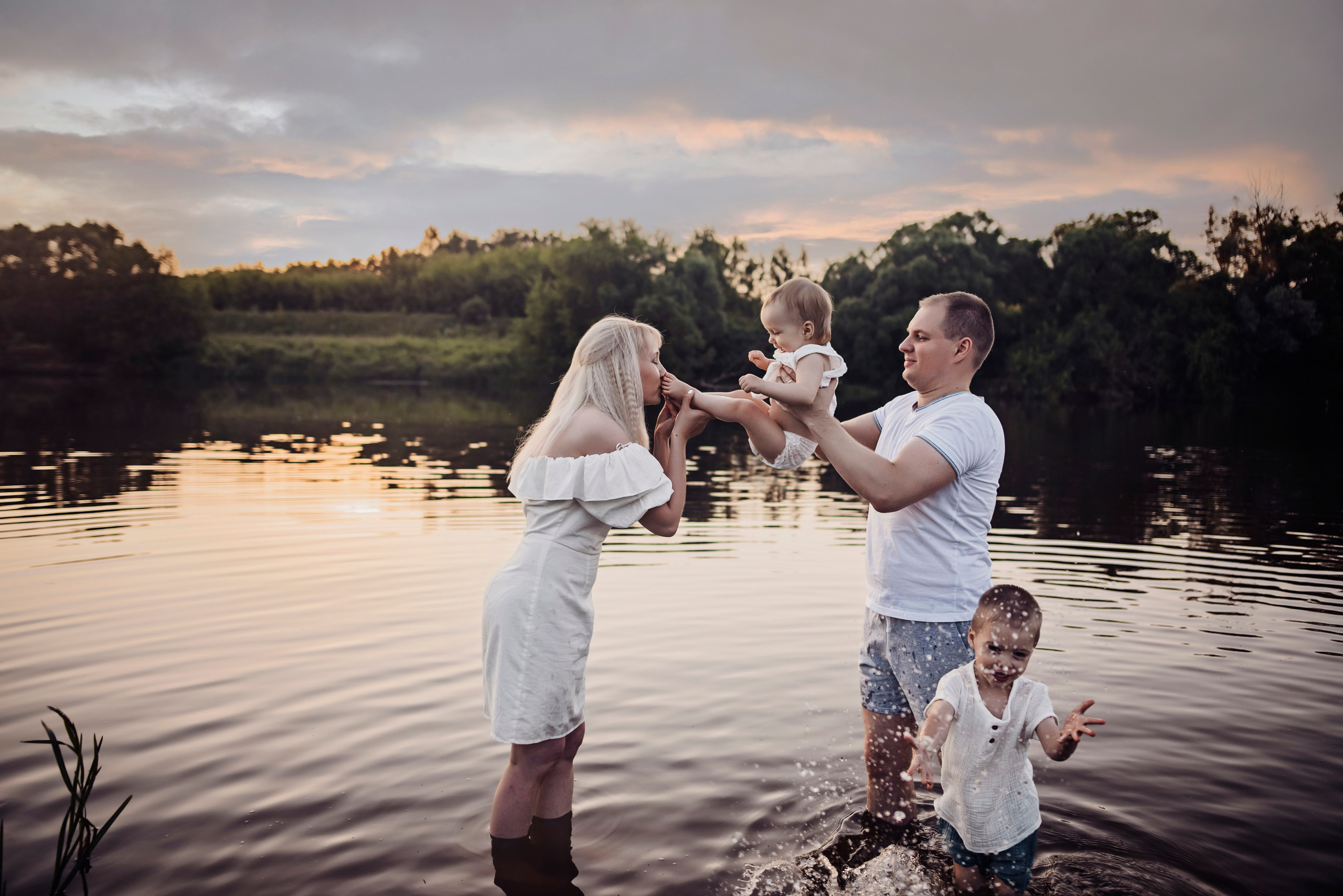 Виктория и Дмитрий с детками. Детский и семейный фотограф выпускной альбом Приморско-Ахтарск