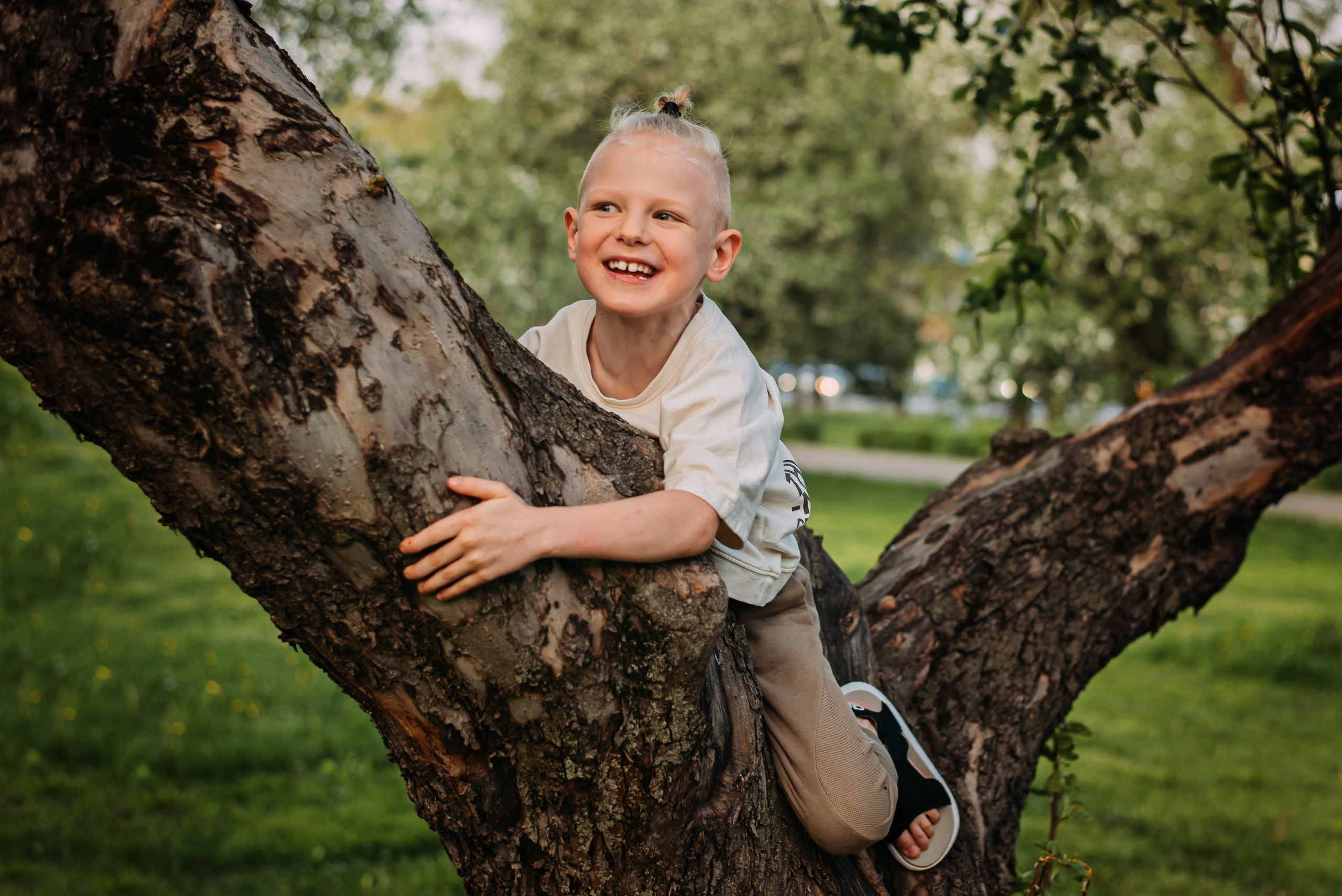 Ирина с семьей в яблонях. Детский и семейный фотограф выпускной альбом Приморско-Ахтарск