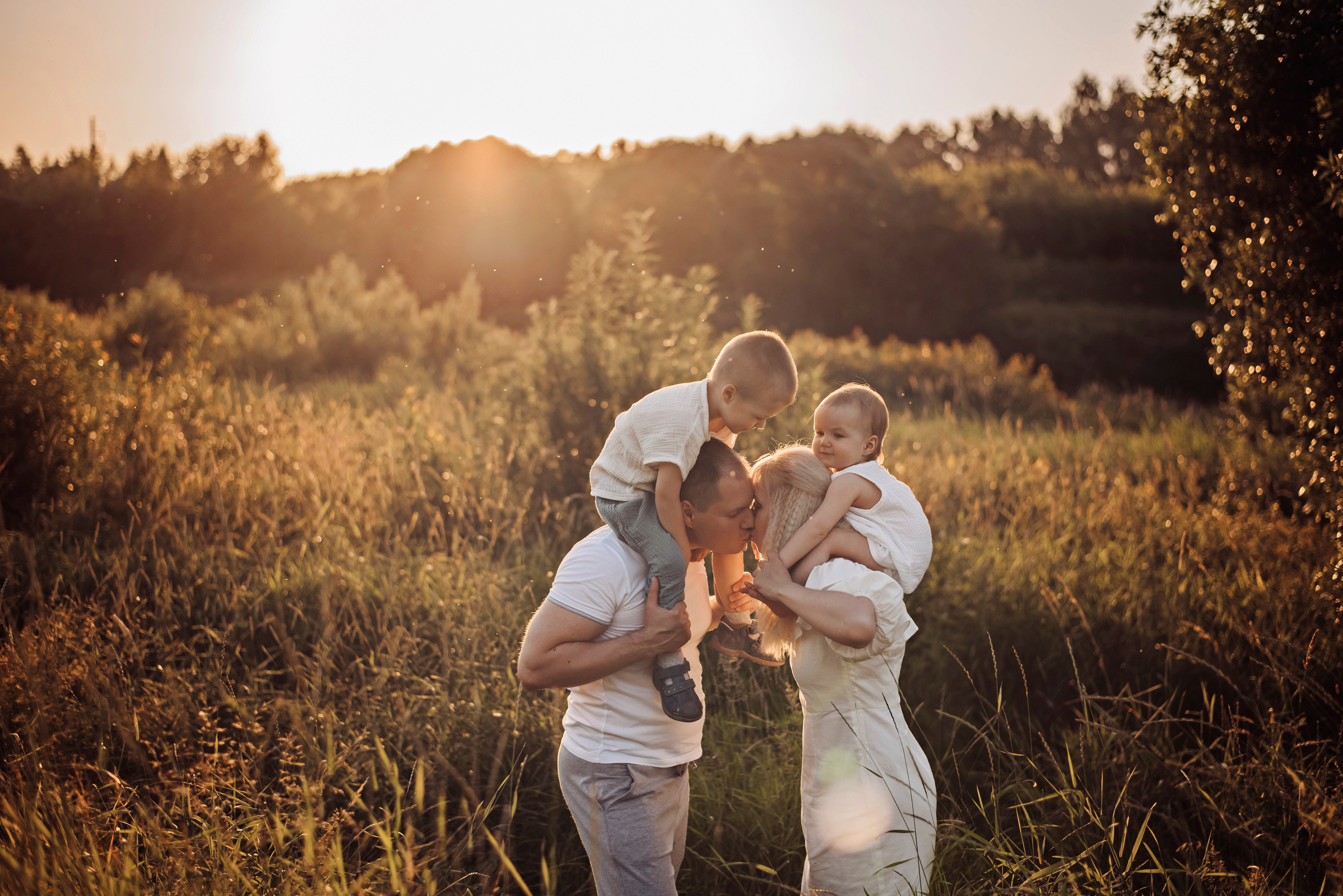 Виктория и Дмитрий с детками. Детский и семейный фотограф выпускной альбом Приморско-Ахтарск