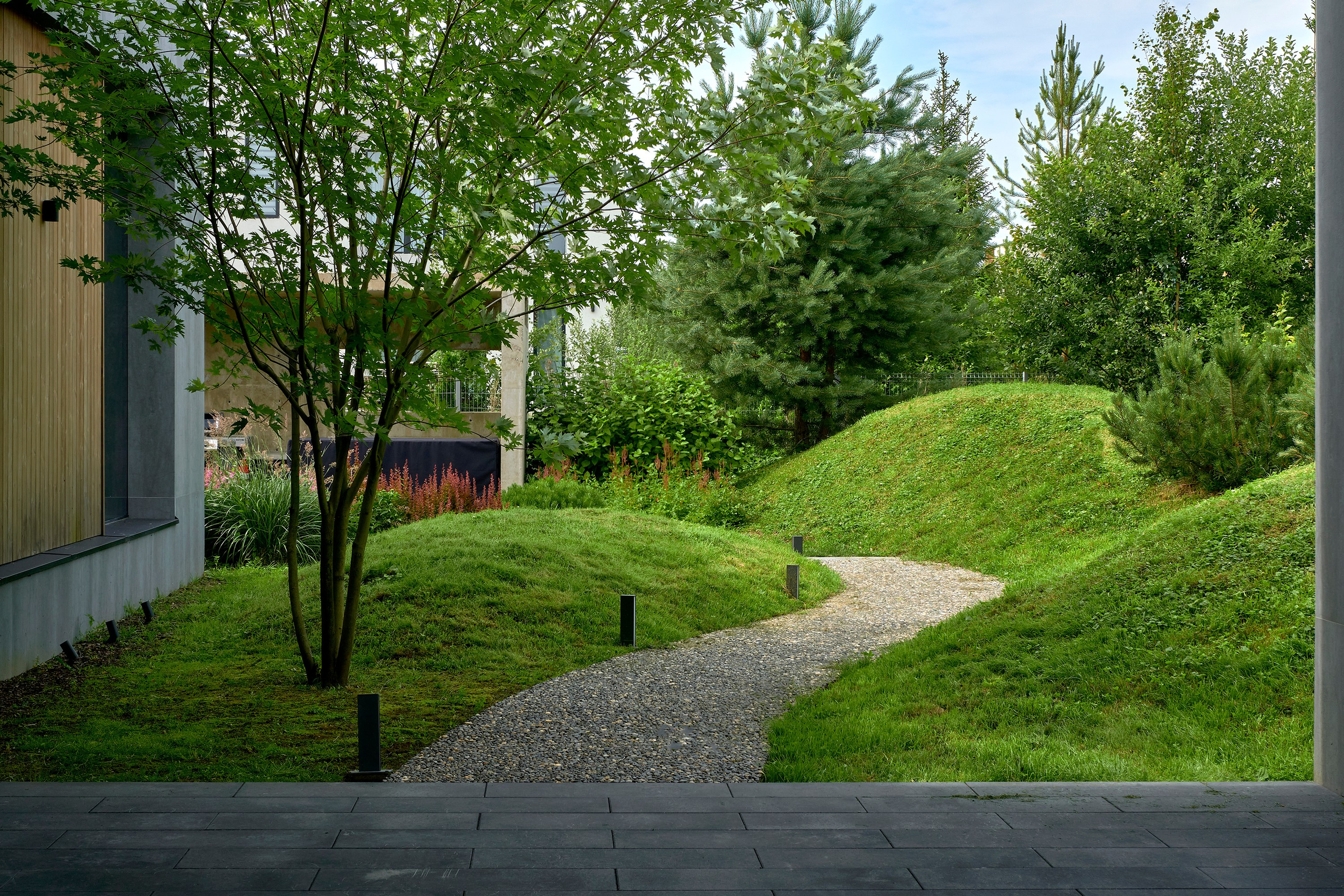 Ландшафтный и интерьерный фотограф Наталья Соловьева. Фотосъемка озеленения территории в КП Репинская Усадьба-4 для ландшафтной студии Аквилегия | interioto