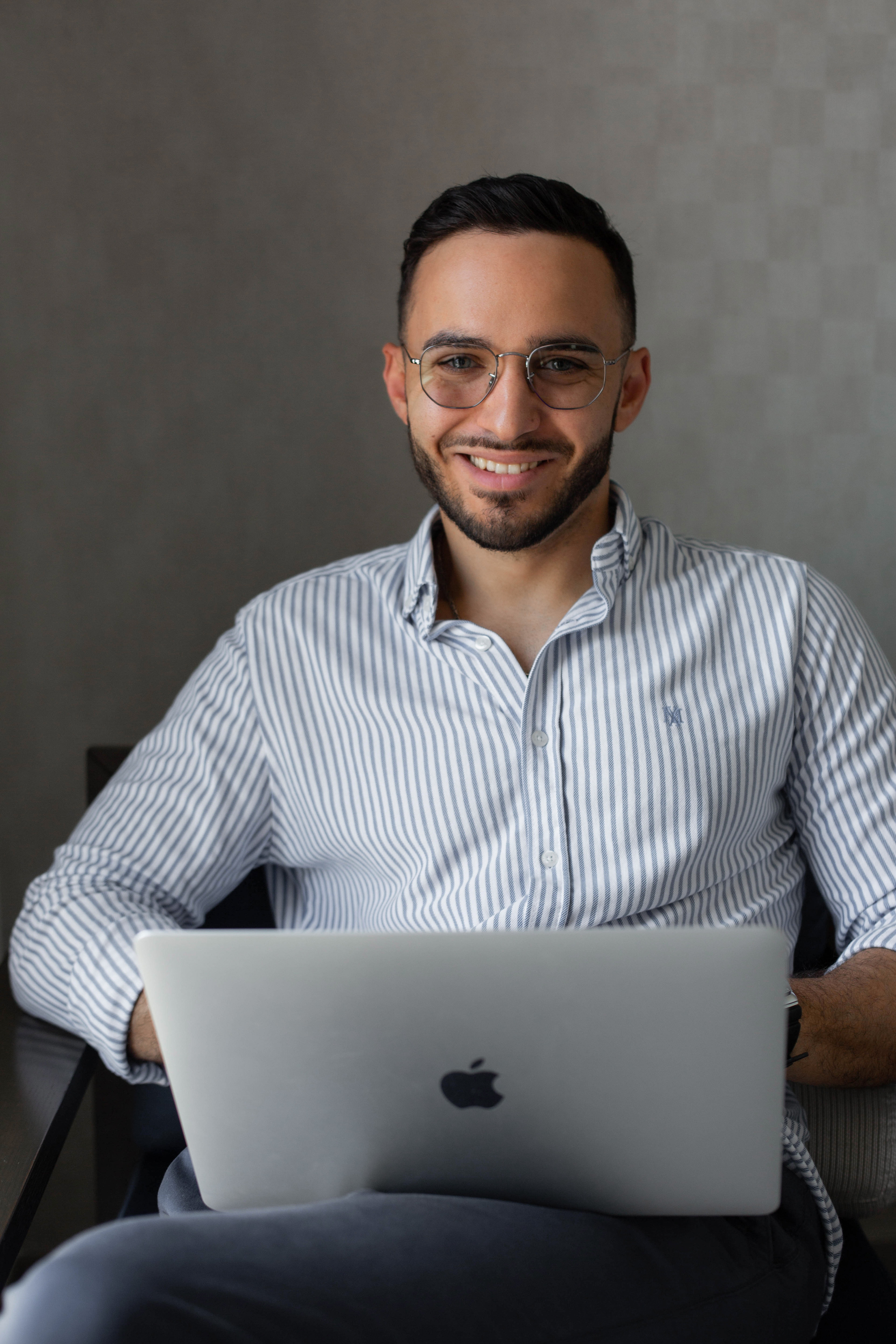 Anton. Business portrait in hotel
