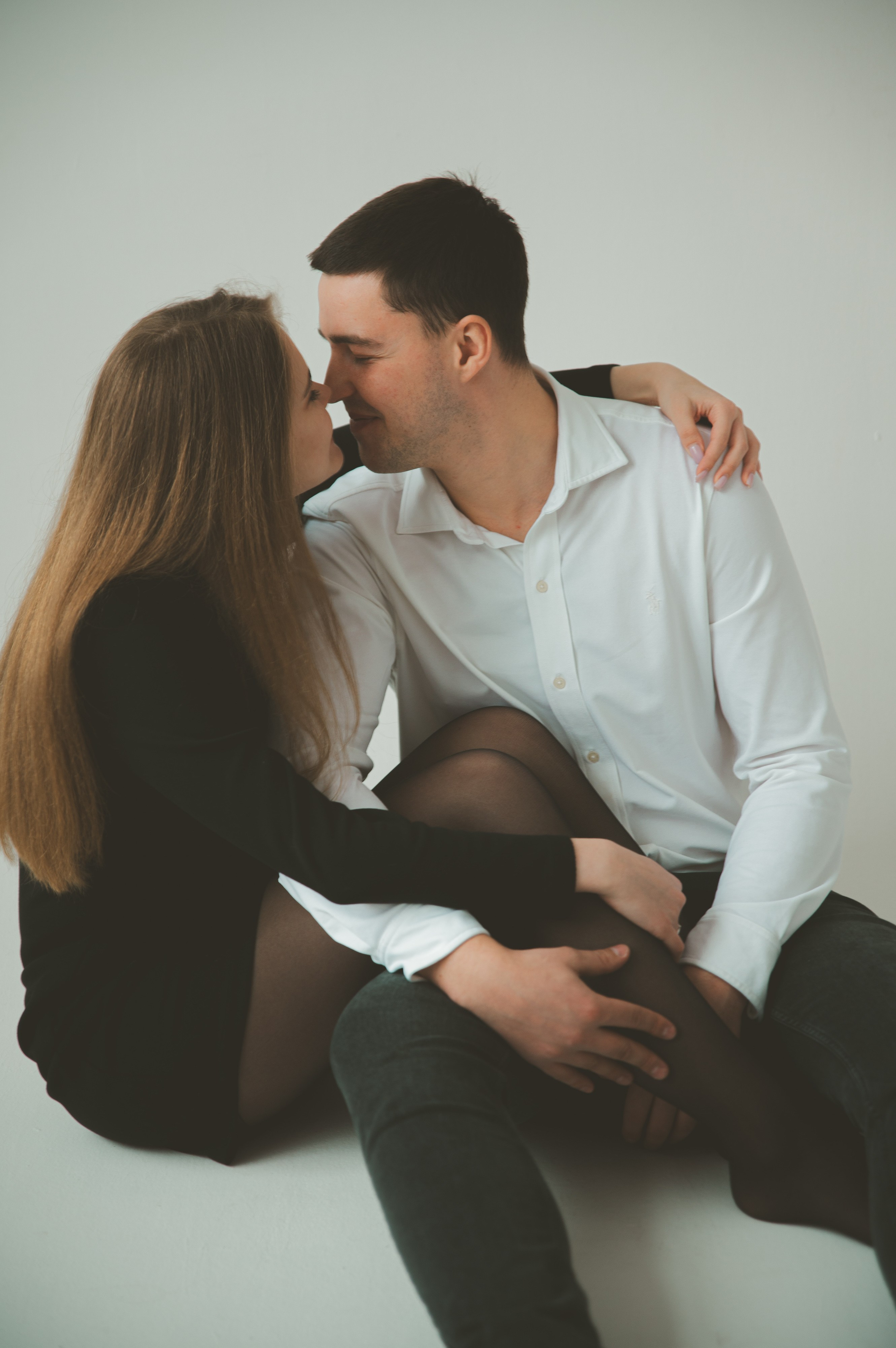 Предсвадебная лавстори в студии в Москве. Свадебный и портретный фотограф в Москве Жердев Даниил