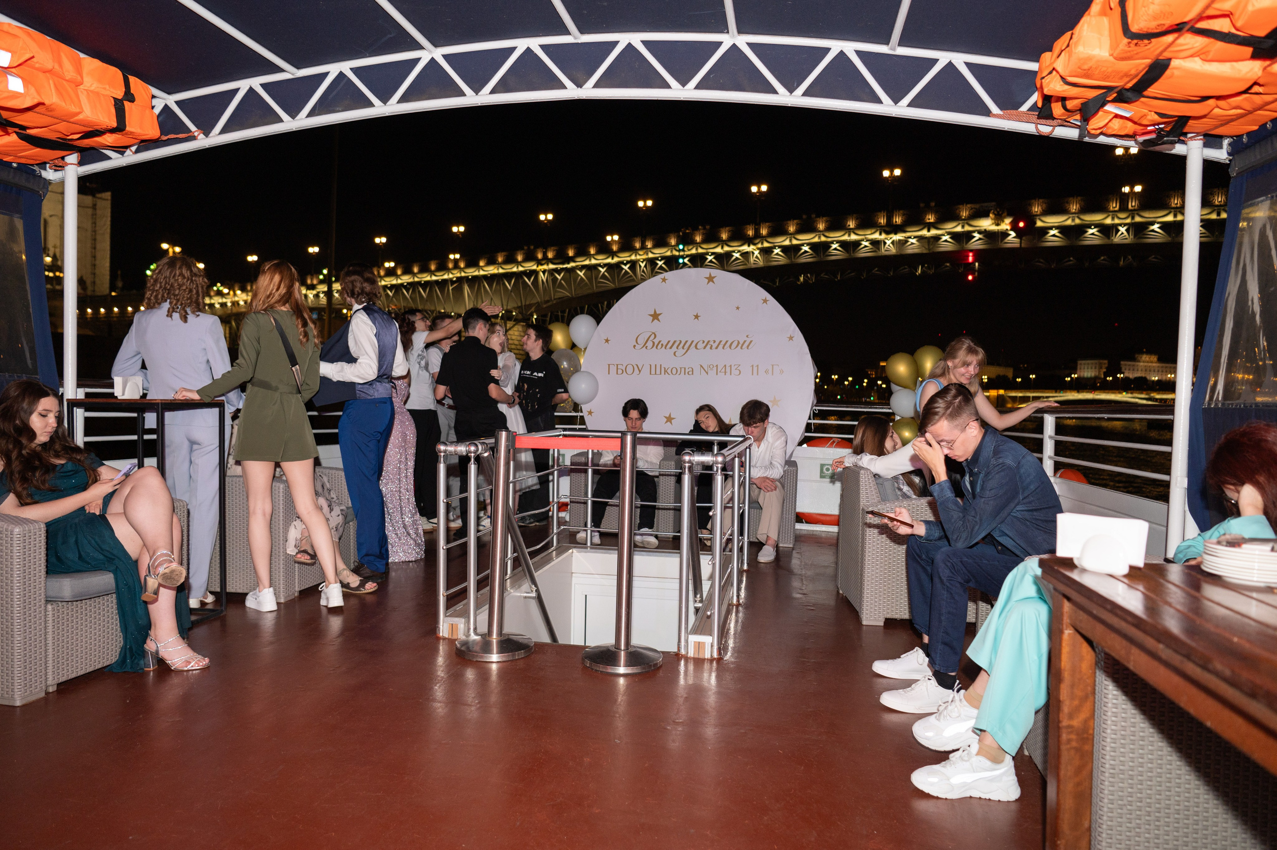 Выпускной вечер 11 класс на теплоходе. Детский и семейный фотограф г. Москва Оксана Катаджи