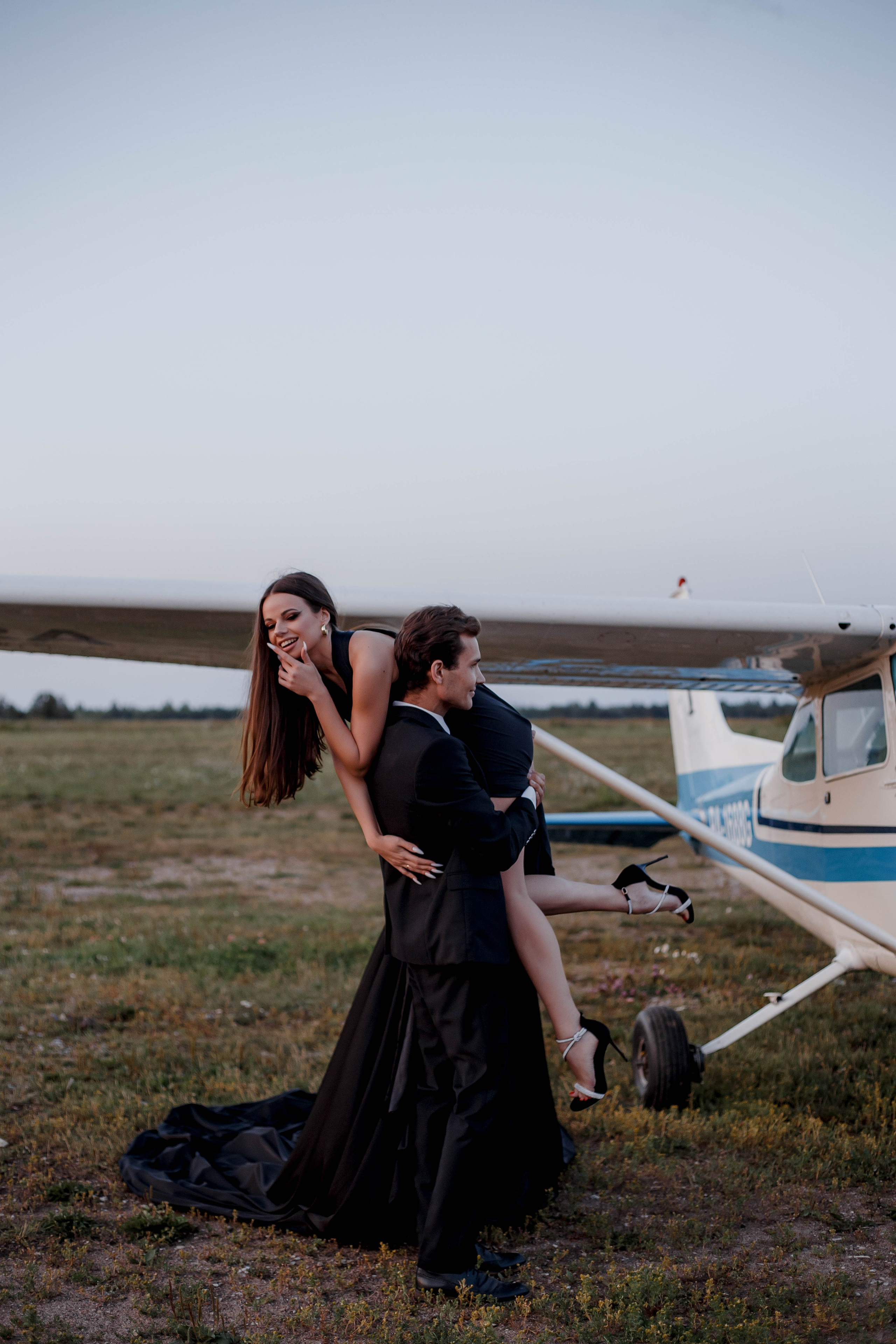 На взлетной полосе. Свадебный фотограф Санкт-Петербург  Москва