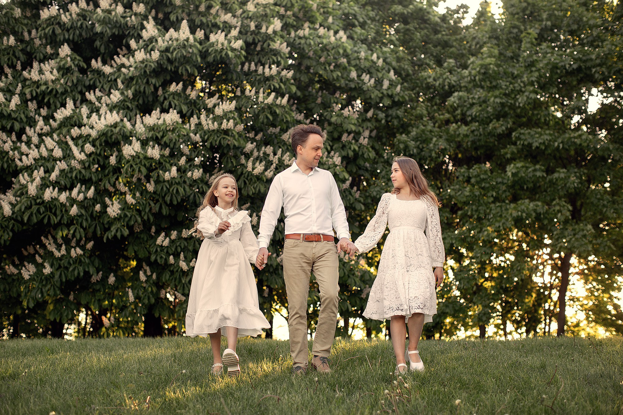 Нежнейшая семейная съемка в белом цветении. Tatyana Nadezhdina Family photographer