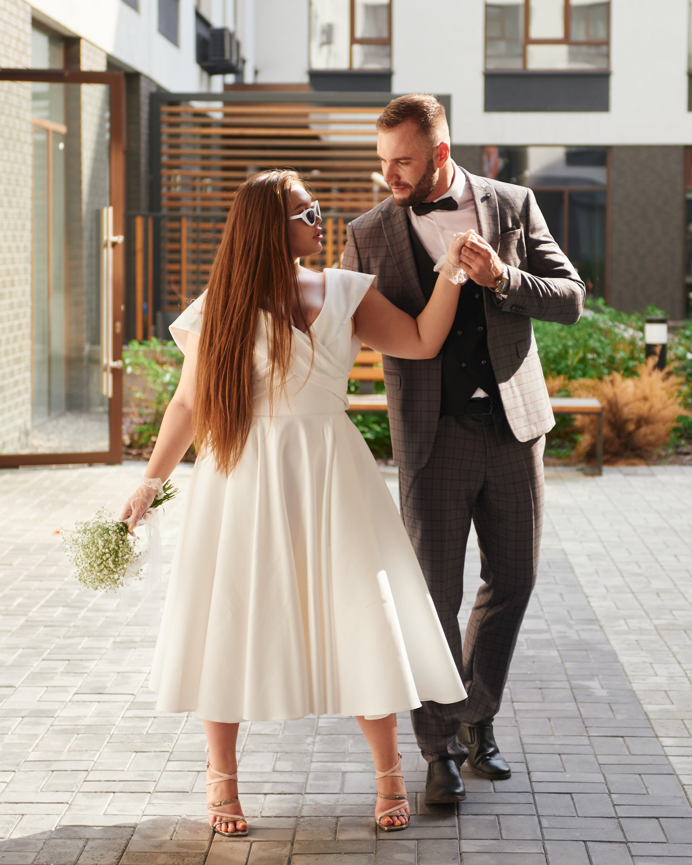 Свадебная фотосессия на улице с кабриолетом