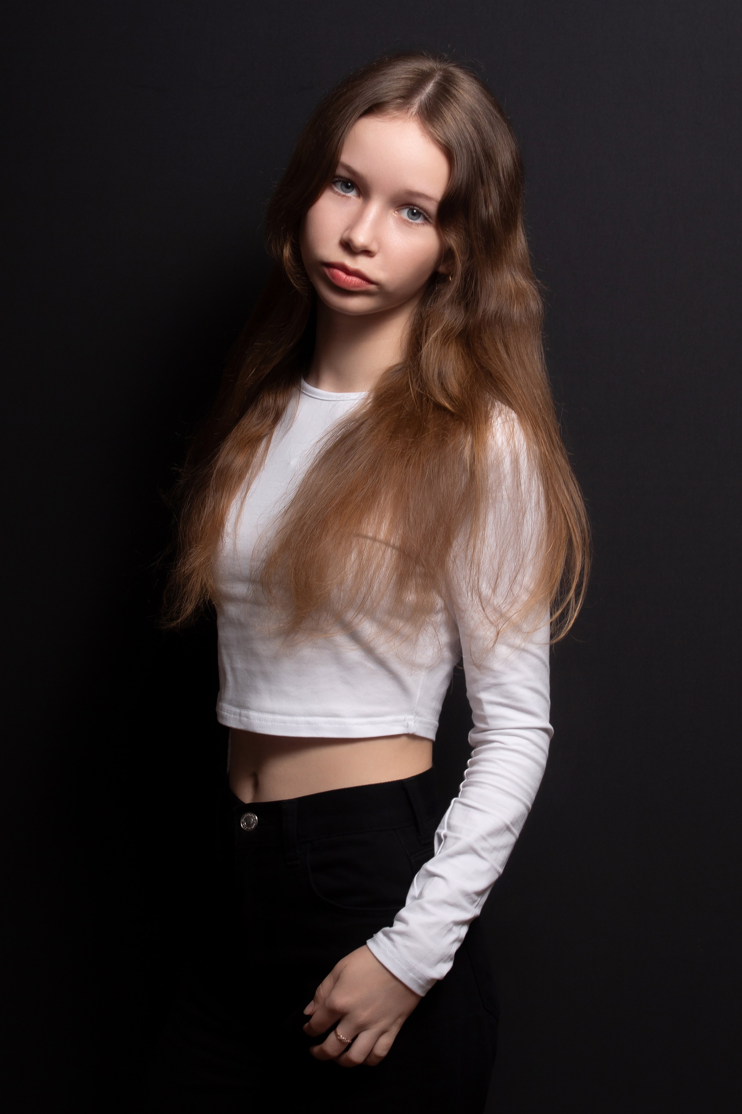 Портретная фотосессия для учеников 9 класса на чёрном фоне | Школьный фотограф Николай Богатырёв | Твой альбом / Твои правила. ТВОЙ АЛЬБОМ / ТВОИ ПРАВИЛА