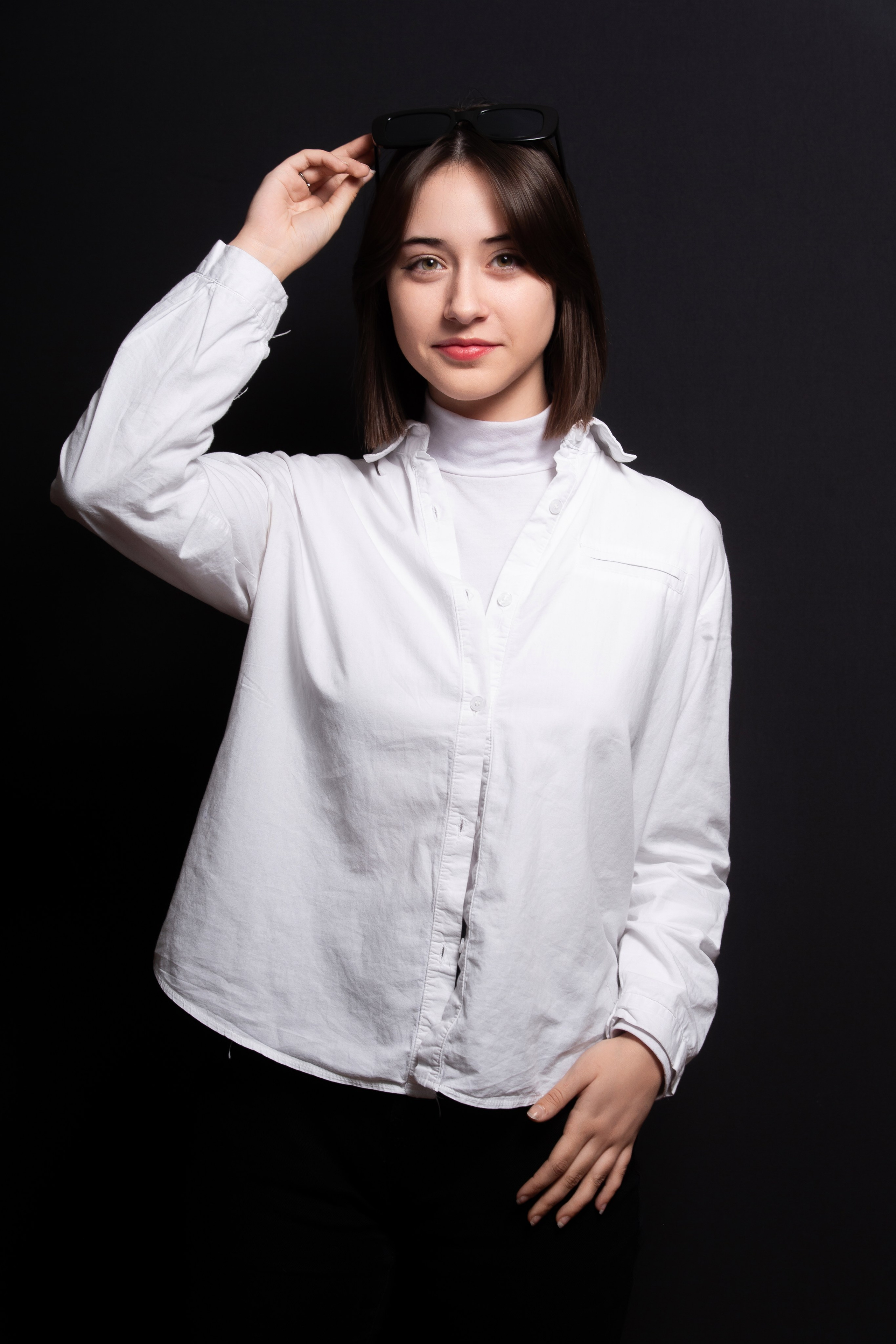 Портретная фотосессия для учеников 9 класса на чёрном фоне | Школьный фотограф Николай Богатырёв | Твой альбом / Твои правила. ТВОЙ АЛЬБОМ / ТВОИ ПРАВИЛА