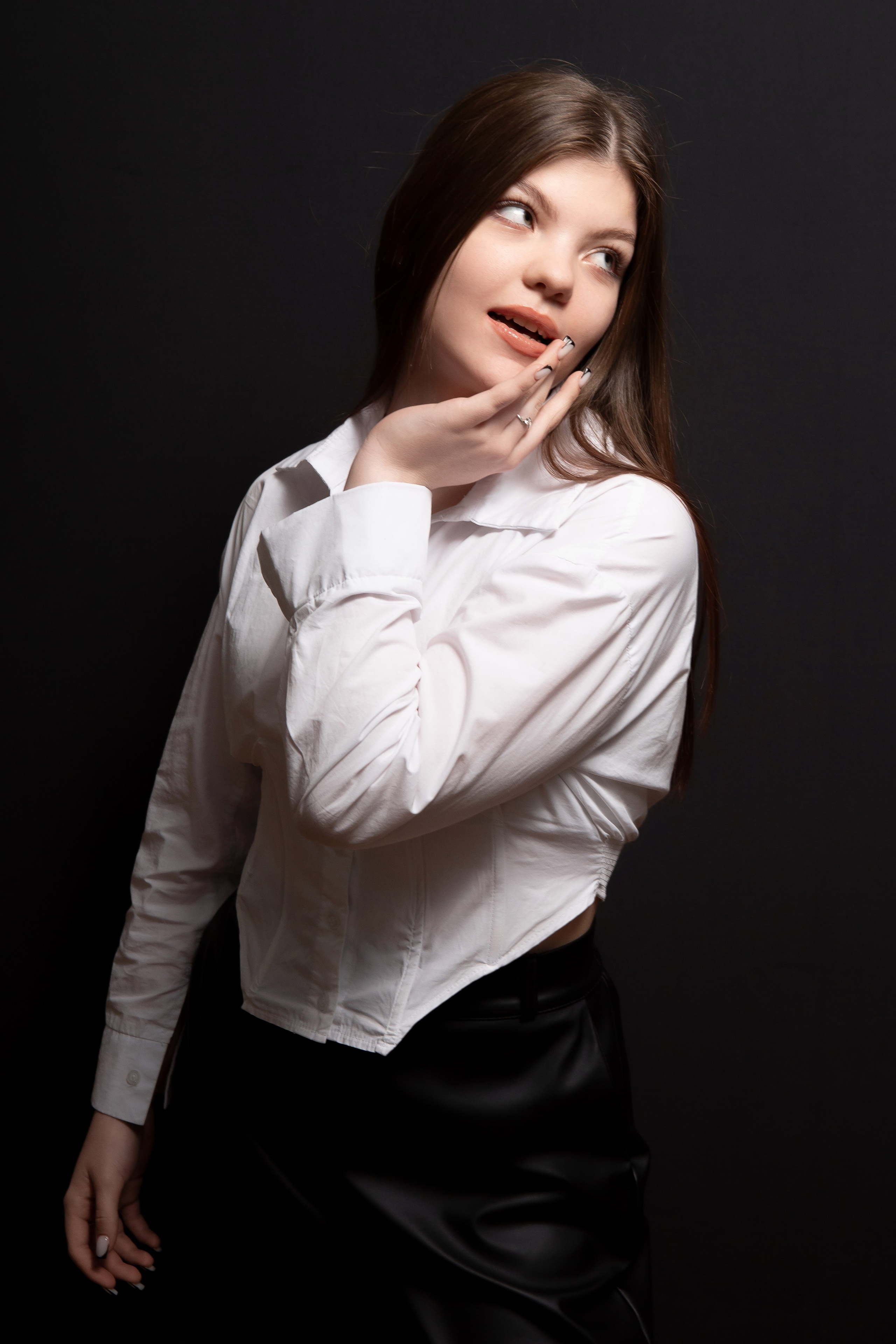 Портретная фотосессия для учеников 9 класса на чёрном фоне | Школьный фотограф Николай Богатырёв | Твой альбом / Твои правила. ТВОЙ АЛЬБОМ / ТВОИ ПРАВИЛА