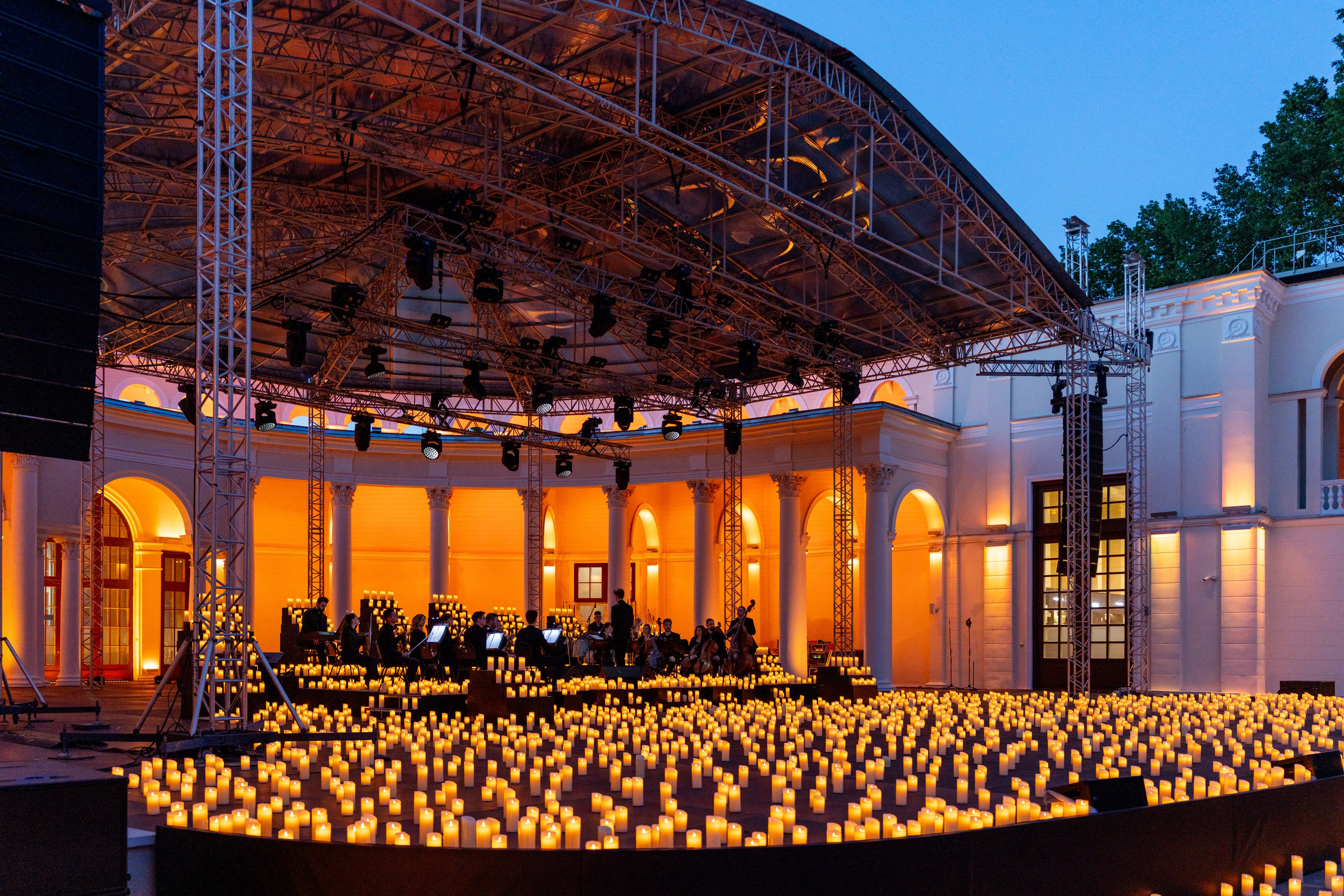 Симфонический оркестр Lumisfera при свечах. Фотограф Никита Комаров