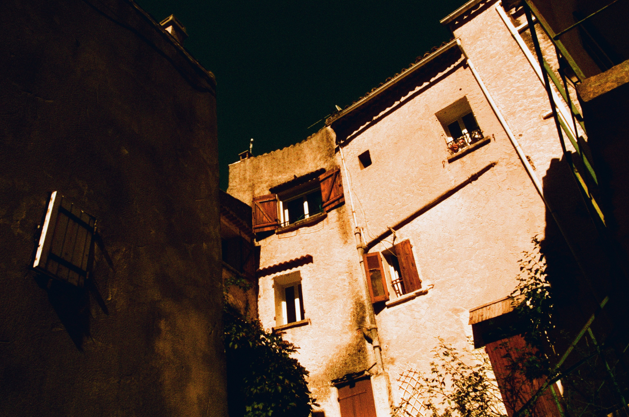 The contract // france, mazaugues. EVER EXPOSED