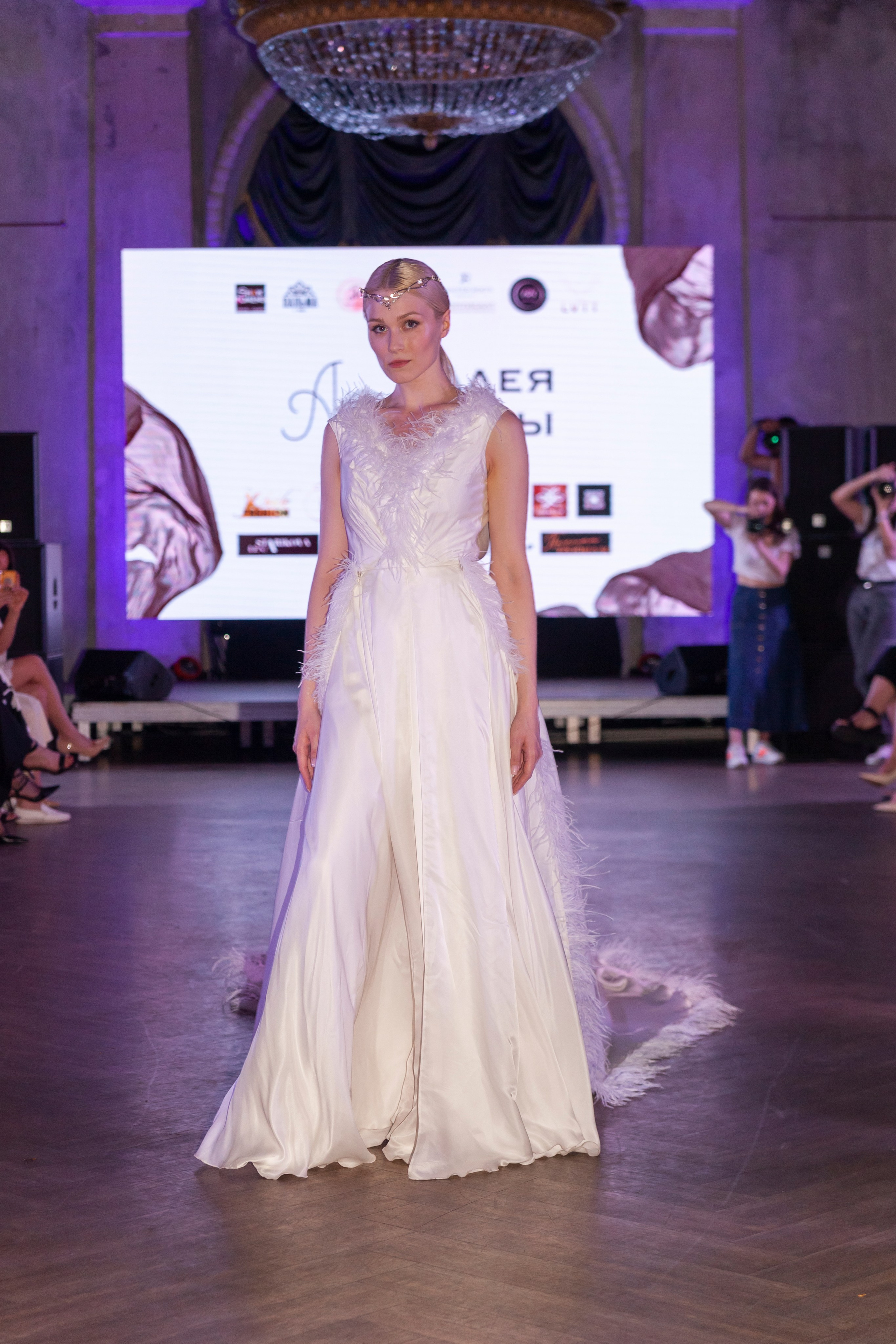 Свадебные коллекционные платья на показе