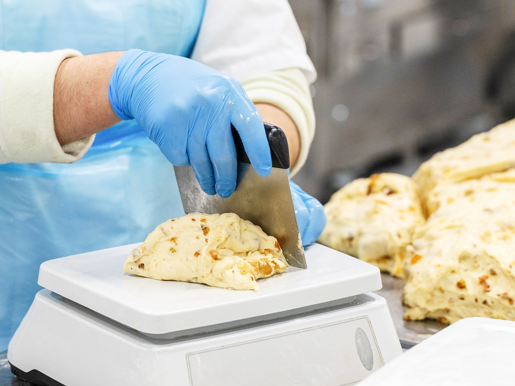 женщина взвешивает тесто на весах