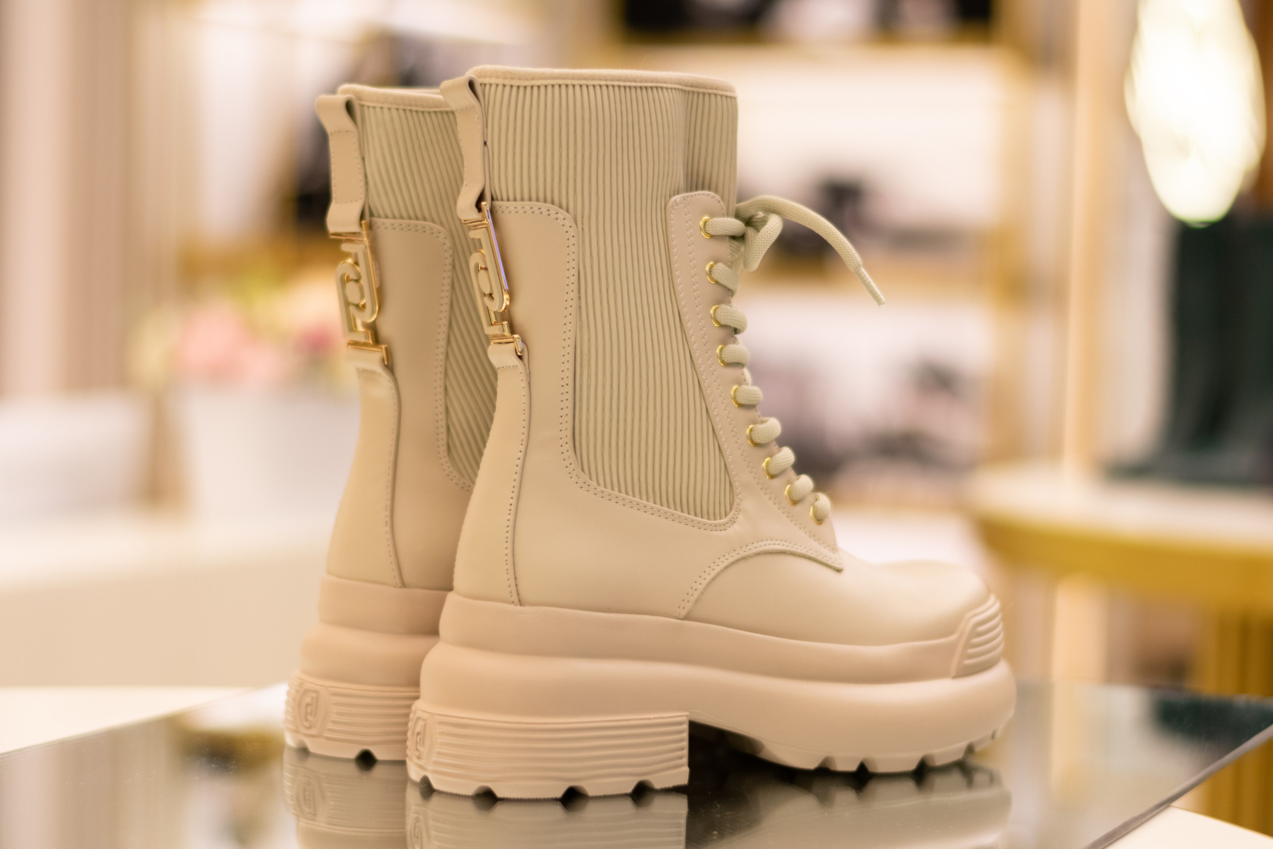 Для организаций. Предметная фотосессия для обувного магазина Capsula. Фотограф/видеограф Богдан Голованов