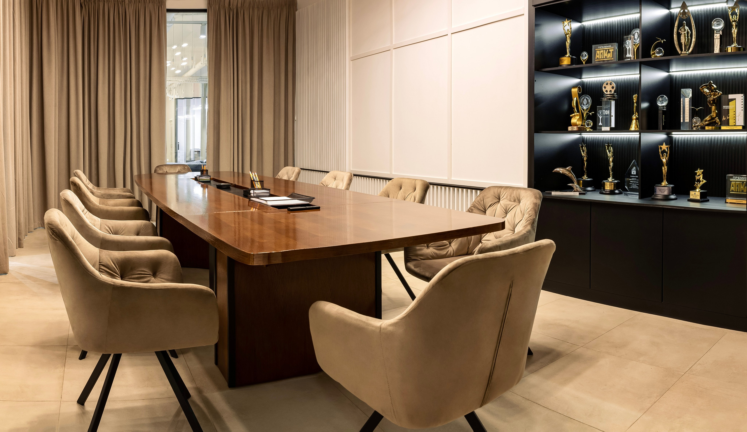 Офис кинопродакшена «StarMedia». Лисенкова Алиса — Фотограф, видеомейкер. Москва