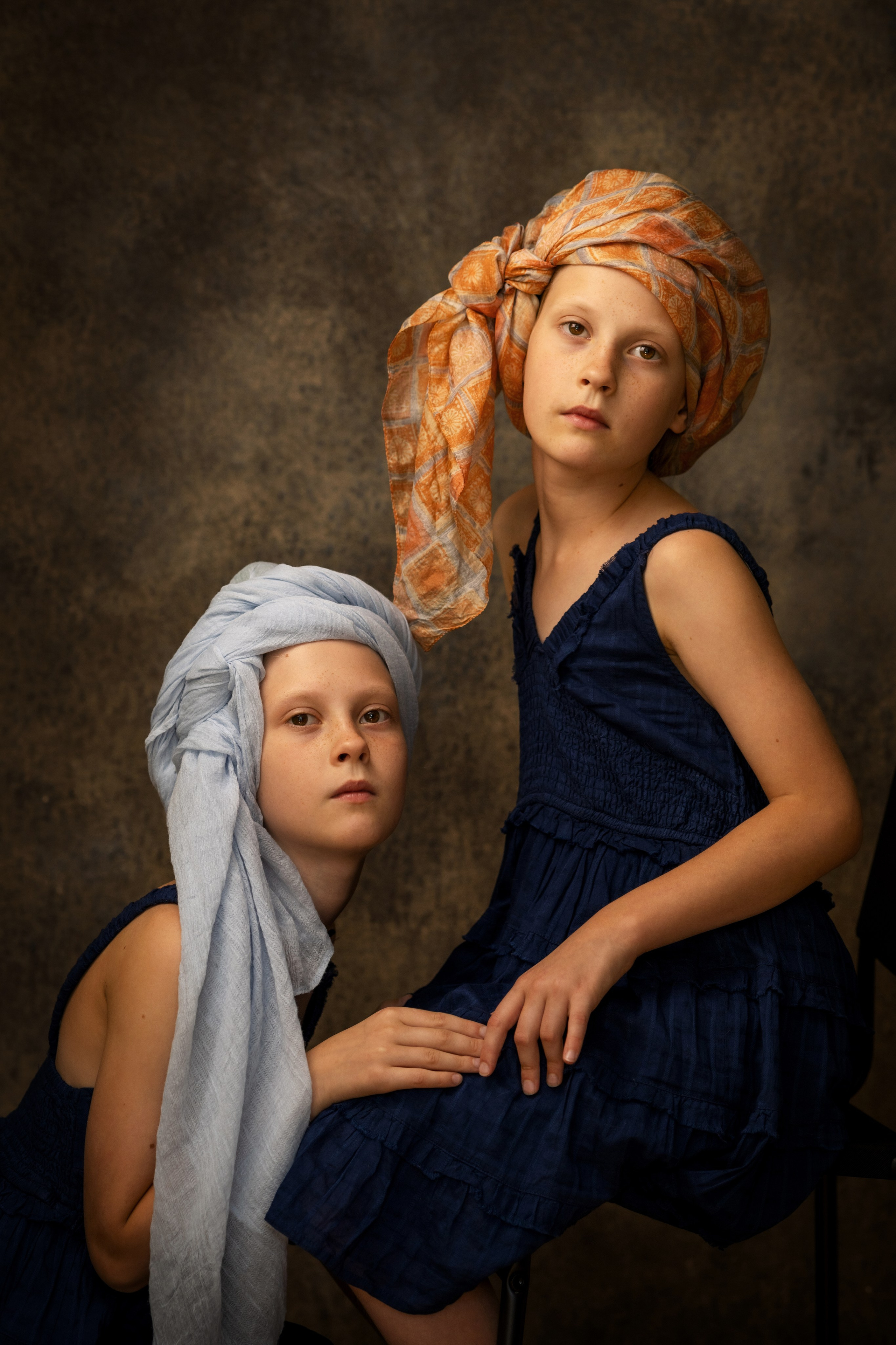 Детский портрет в студии в Граце: девочка в платке. Портретная и индивидуальная фотосъёмка в Граце и Тюмени