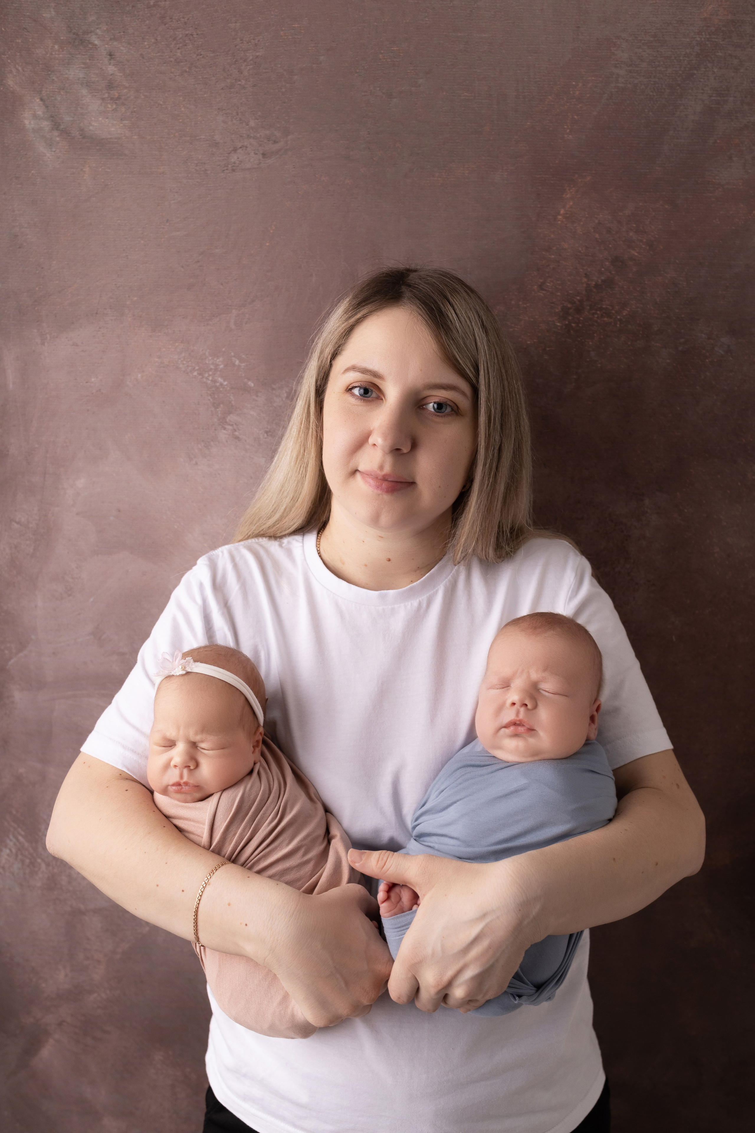 Фотосъемка двойни. Фотограф новорожденных малышей в Омске и Омской области Эльвира Камаева