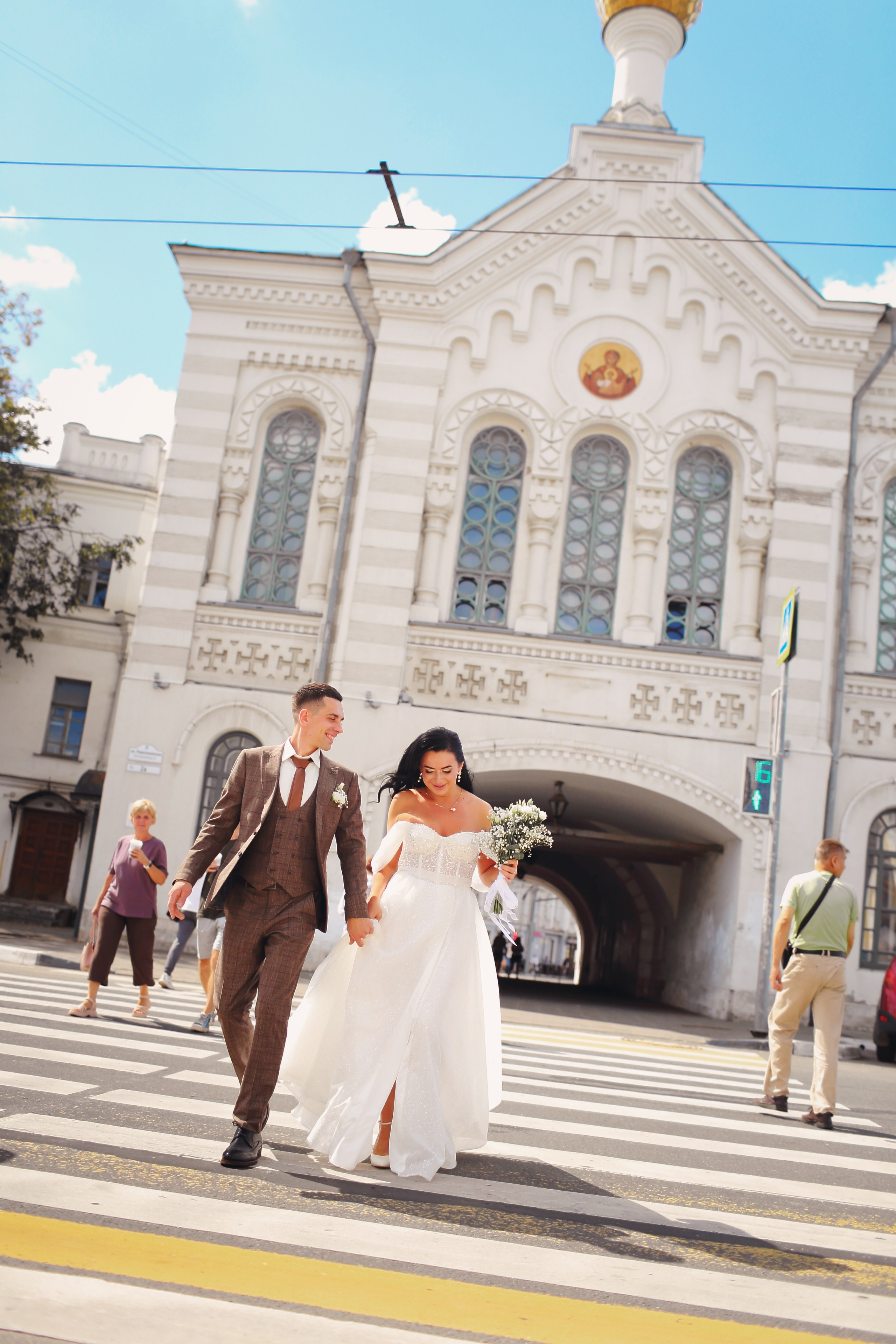 Съемка пары Марии и Ильи, гуляющих по городу. Свадебный и репортажный фотограф в Ярославле и Санкт-Петербурге Роман Микрюков