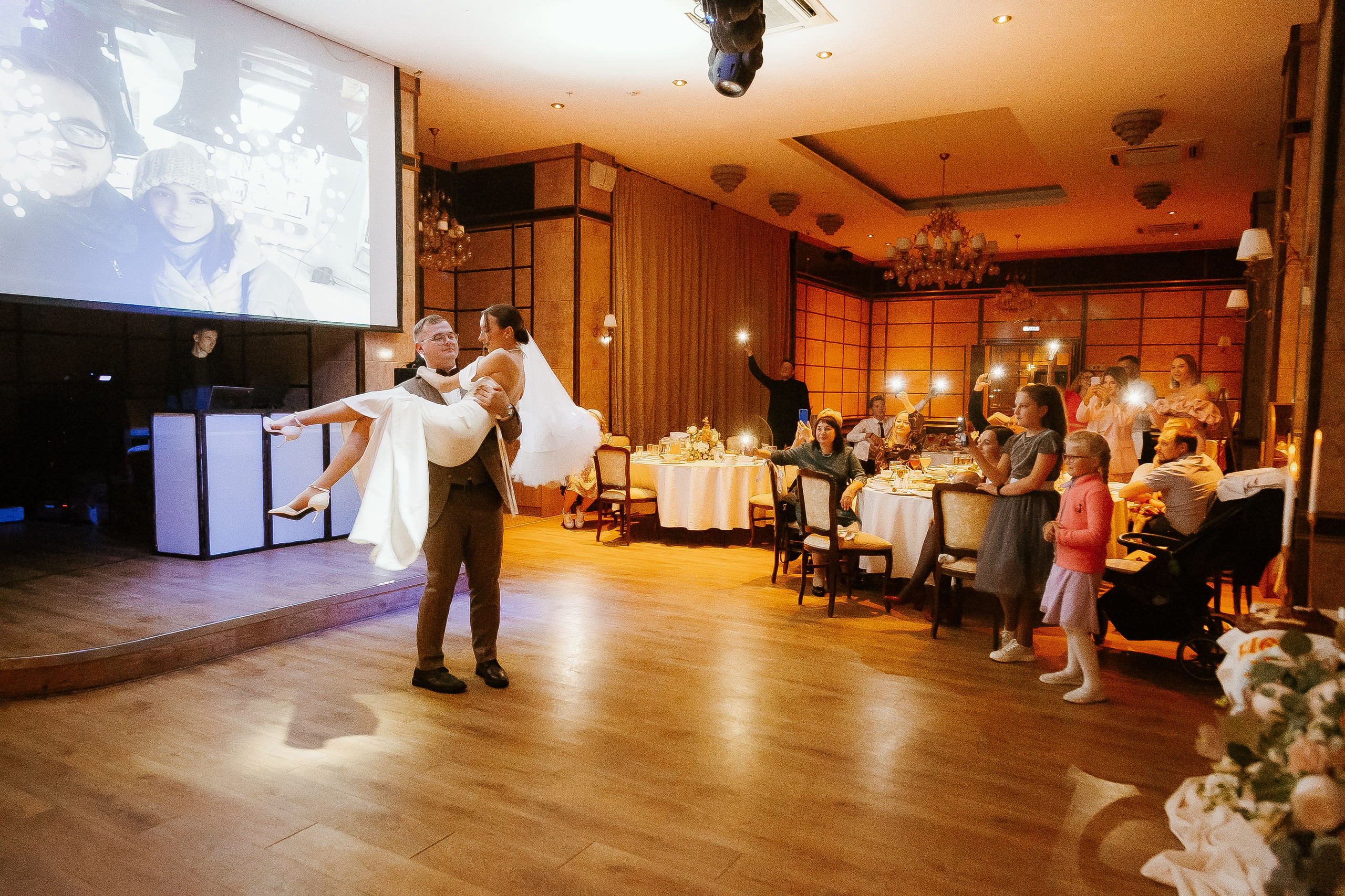 Свадебная осенняя фотосессия Ивана и Лидии в городе. Свадебный и репортажный фотограф в Ярославле и Санкт-Петербурге Роман Микрюков