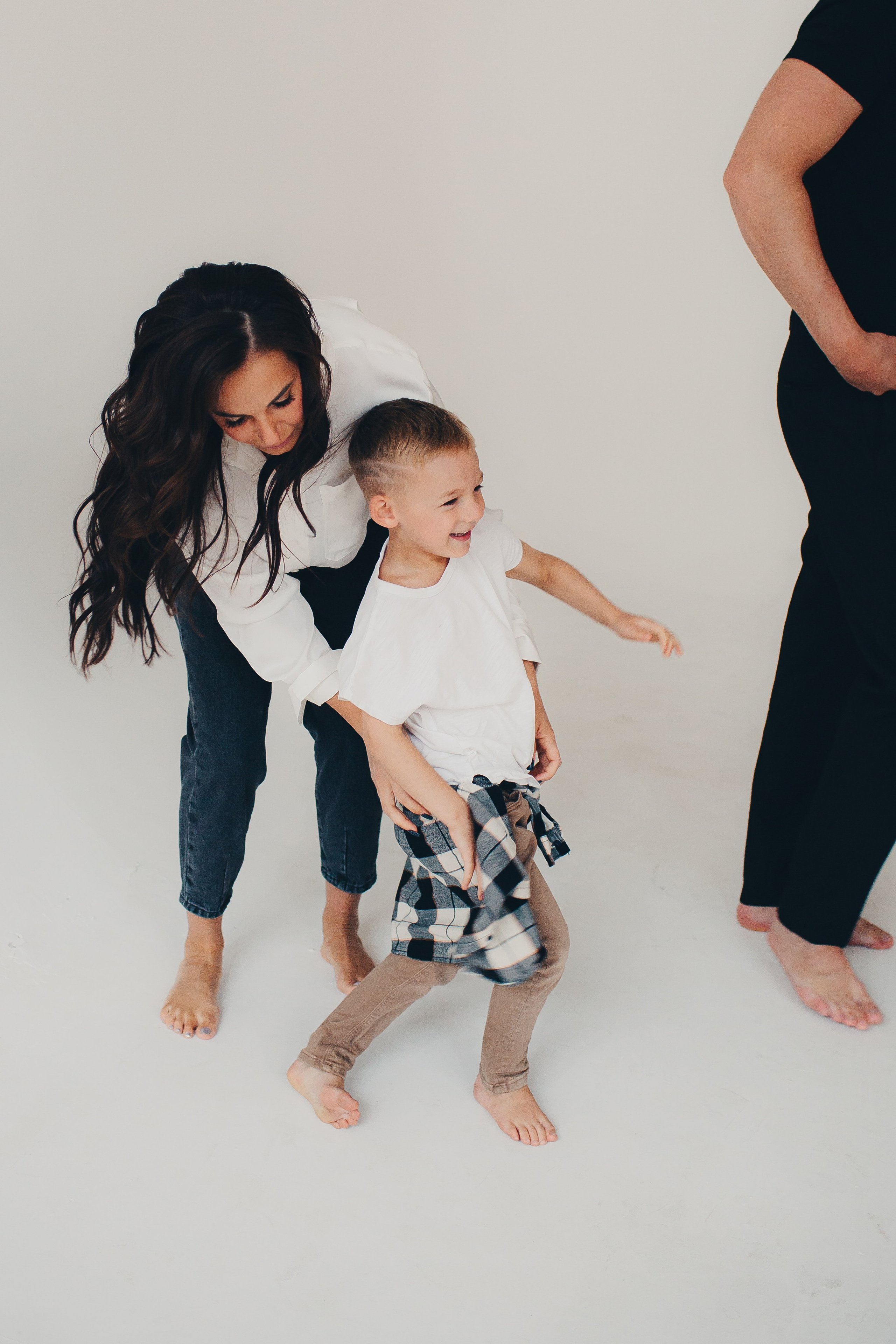 Семейная съёмка на белом фоне. Фотограф Евгения Мальцева, Архангельск